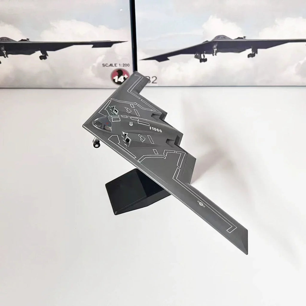 1/200 US B-2 Spirit Stealth Strategic Bomber Alloy Finished Model With Retractable Landing Gear Desktop Ornament For Collectors
