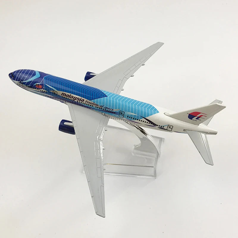 JASON TUTU 16cm Malaysia Aeroplane Model Boeing 777 Plane Aircraft Model Airplane Diecast Metal 1/400 Scale Planes