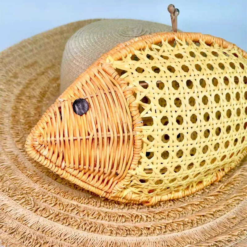 Fish Shaped Rattan Clutch Bag Creative Woven Handbag Candy Fruit Basket Bags Hollow Handmade Ornaments Women Makeup Bag Clutch