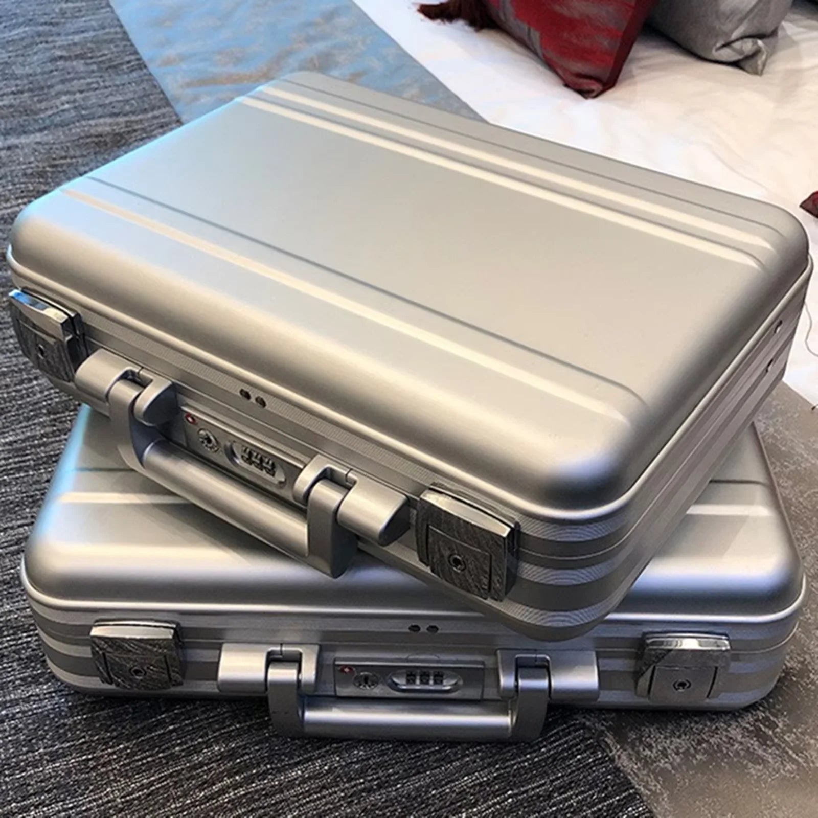 High End Briefcase Aluminum Alloy Travel Security Case Portable Carry-on Toolbox for Laptop Tablet Business Accessories Storage