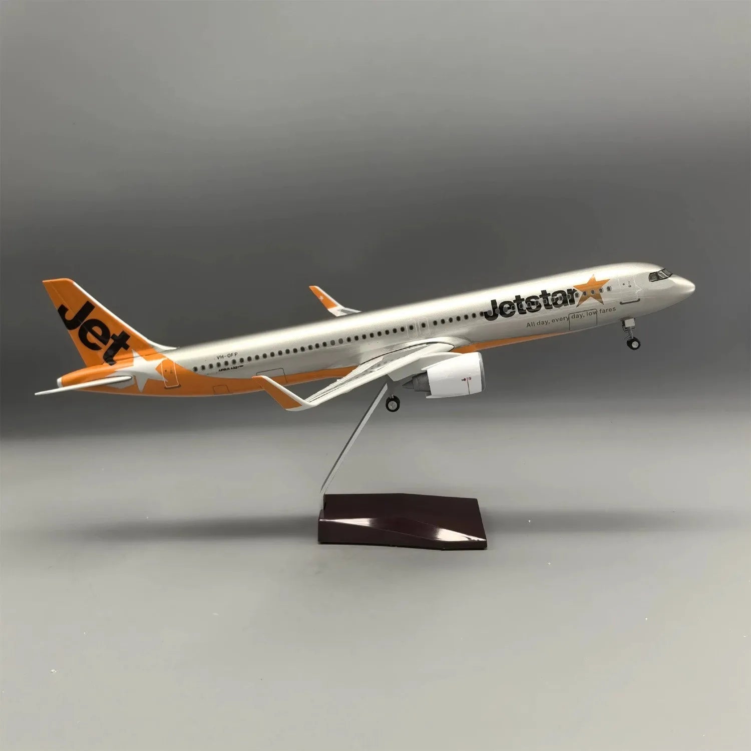 1/100 Scale 47cm 321 Aircraft A321 NEO Jetstar Airways Light Model with Landing Gear and Lights Resin Die-cast Aircraft Model