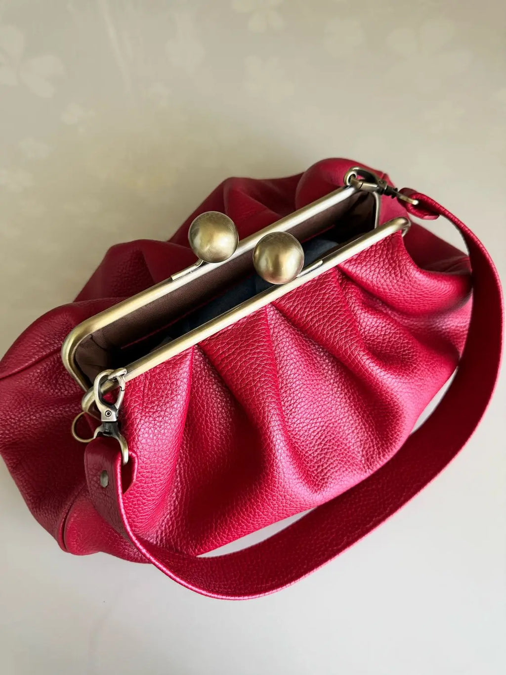 LOST IN VINTAGE Large Purse 35x20x12cm Artficial Leather Premium Plus Bag Big Ball Kiss Lock Clutch Purse Clutch Deep Folds Bags