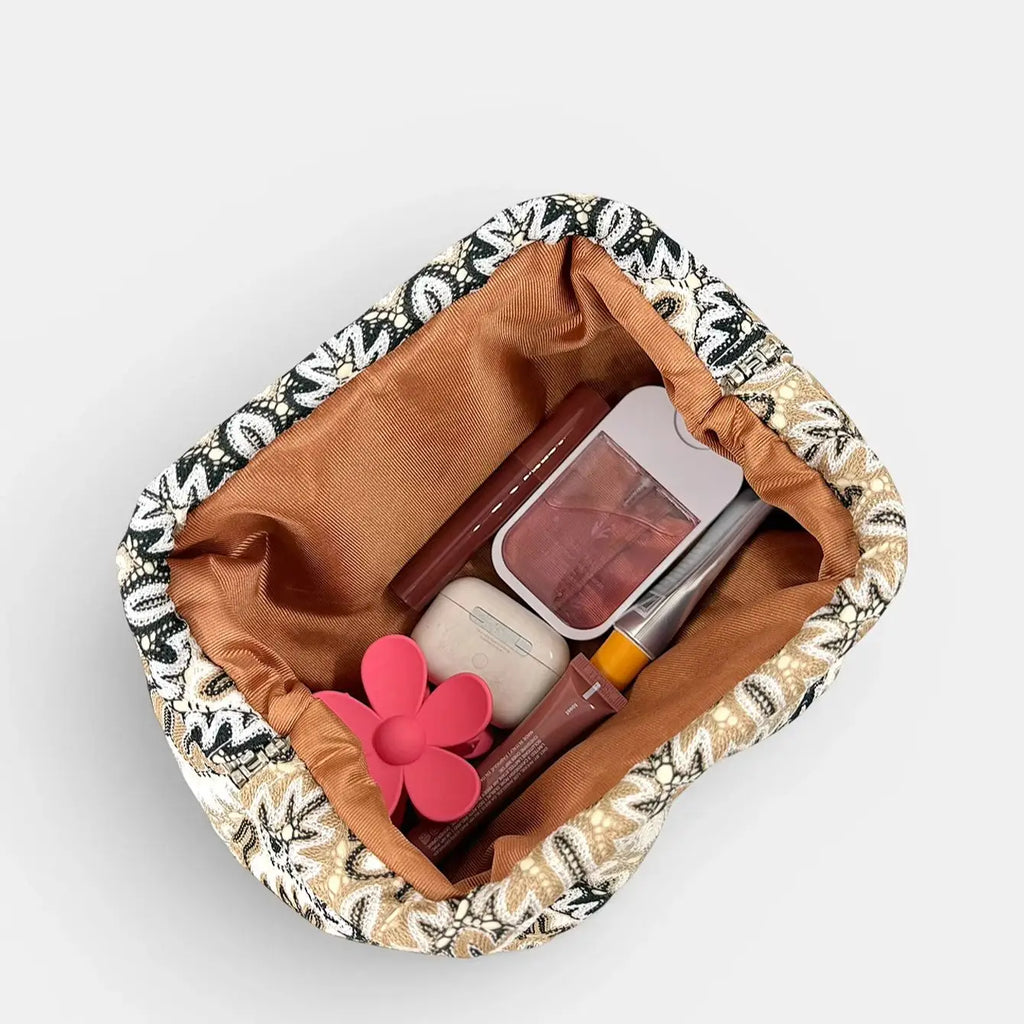 2026 New Bohemian Style Jacquard Clutch Bag for Women, Vintage Wave Pattern Embroidered Pleated Cloud Bag, Large Capacity Versatile Clutch for Various Occasions, Evening Bags, Commuting Dumpling Bag (Pattern Random)