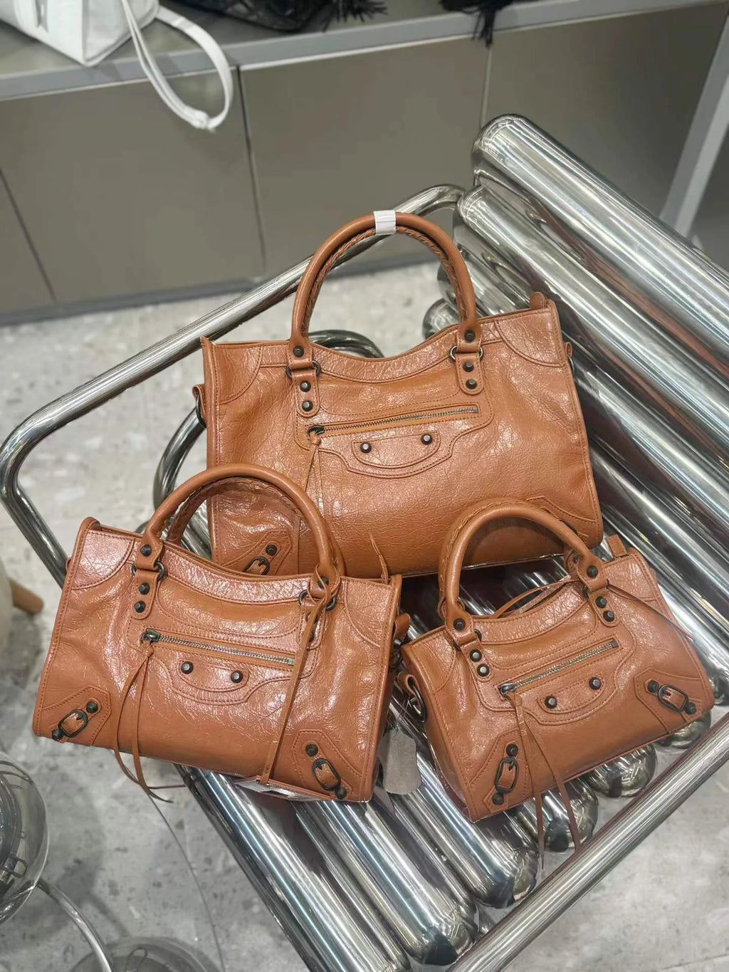 2026 Luxury Design Le City Rivet Motorcycle Bag Leather Leather Leather Handheld Women's Bag Trendy Fashion Single Shoulder Diag
