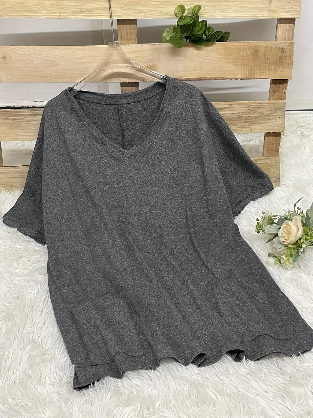 Plus Size Women's V-Neck Short Sleeve Casual T-Shirt with Front Pockets Comfortable and Stylish Top