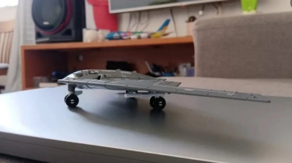 1:200 Scale Us Air Force B2 Spirit Stealth Bomber ABS Diecast Aircraft Model Children toys With Display Base Collectible Gift