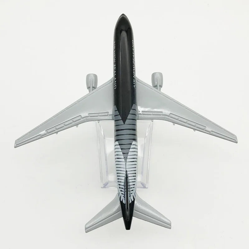 16cm B777 Souvenir Show Gift Air New Zealand 1:400 Scale 777 Aircraft Model with Base Alloy Plane Toy For Collectible Airplane