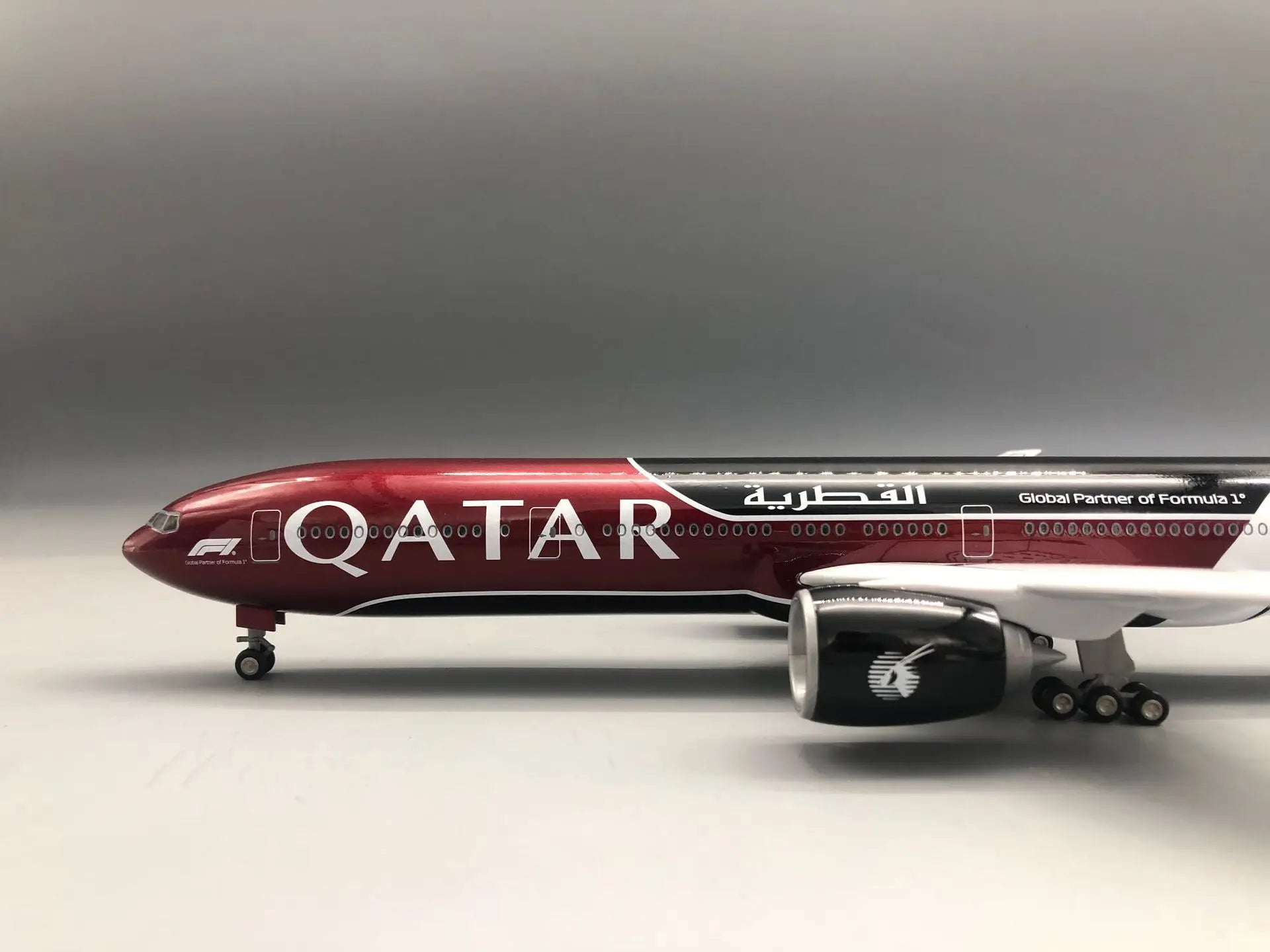 47CM 777-300 Qatar Airways Airplane Model Toy Resin Replica Plane Model with Landing Gear Wheels Light(Touch or Sound Control)