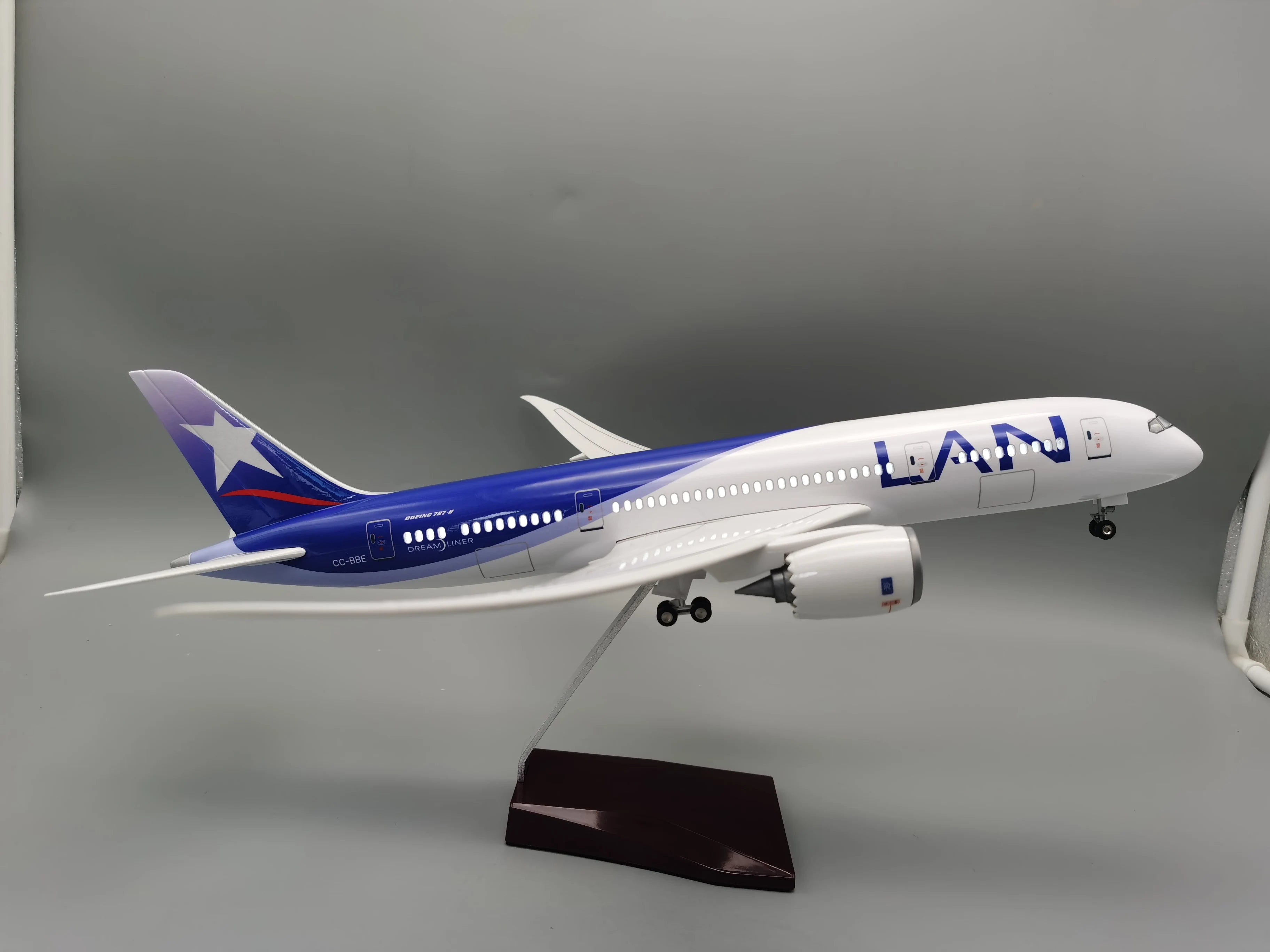 B787 Plane Model 47CM Chile LAN Airline airplane kids toys Model 1/130 scale Miniature With Light and Wheel for Collection