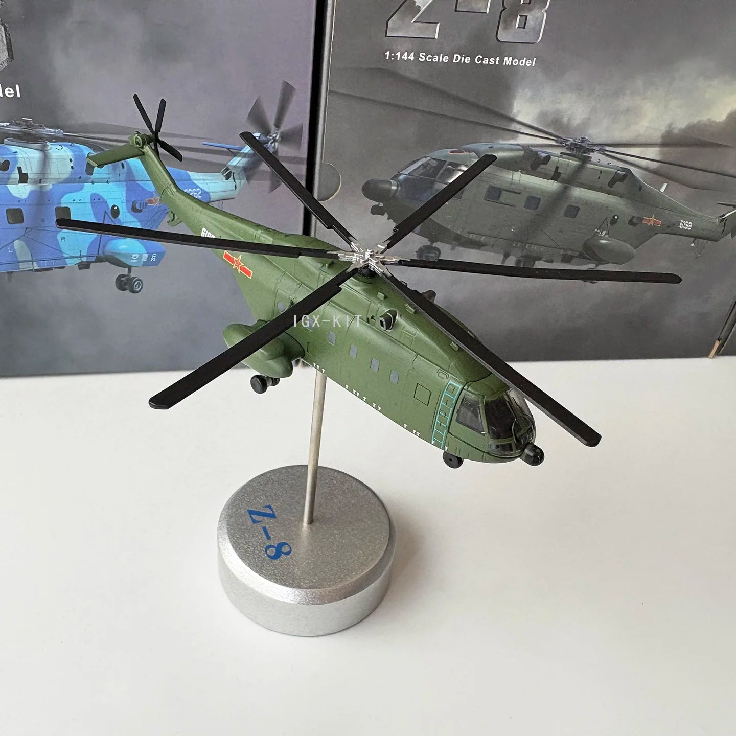 Diecast  1: 144 Scale Armed Aircraft With Propellers Straight 8 Z8 Model WZ-8 Z-8 Dolphin Helicopter Alloy Model Gifts