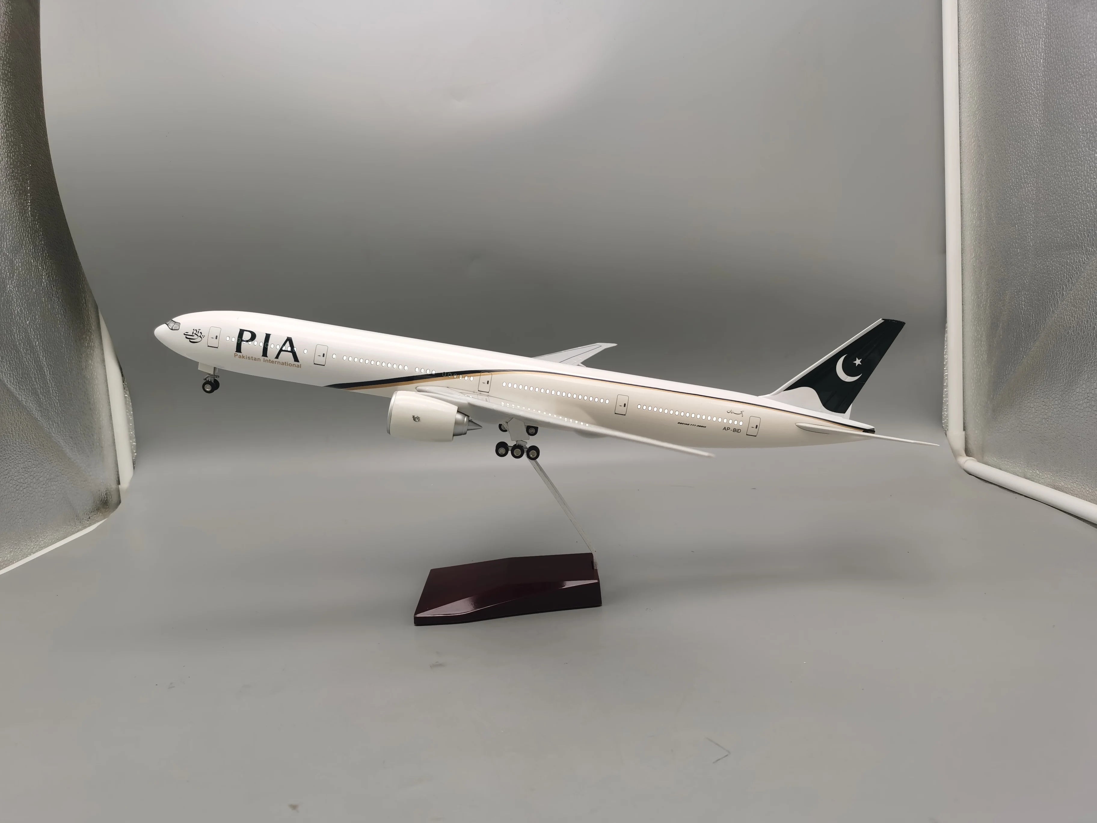 47CM 1/157 Scale B777 PIA Aircraft Model Pakistan Airlines Model Airplanes with Wheel Landing Gear Resin Miniature Plane for