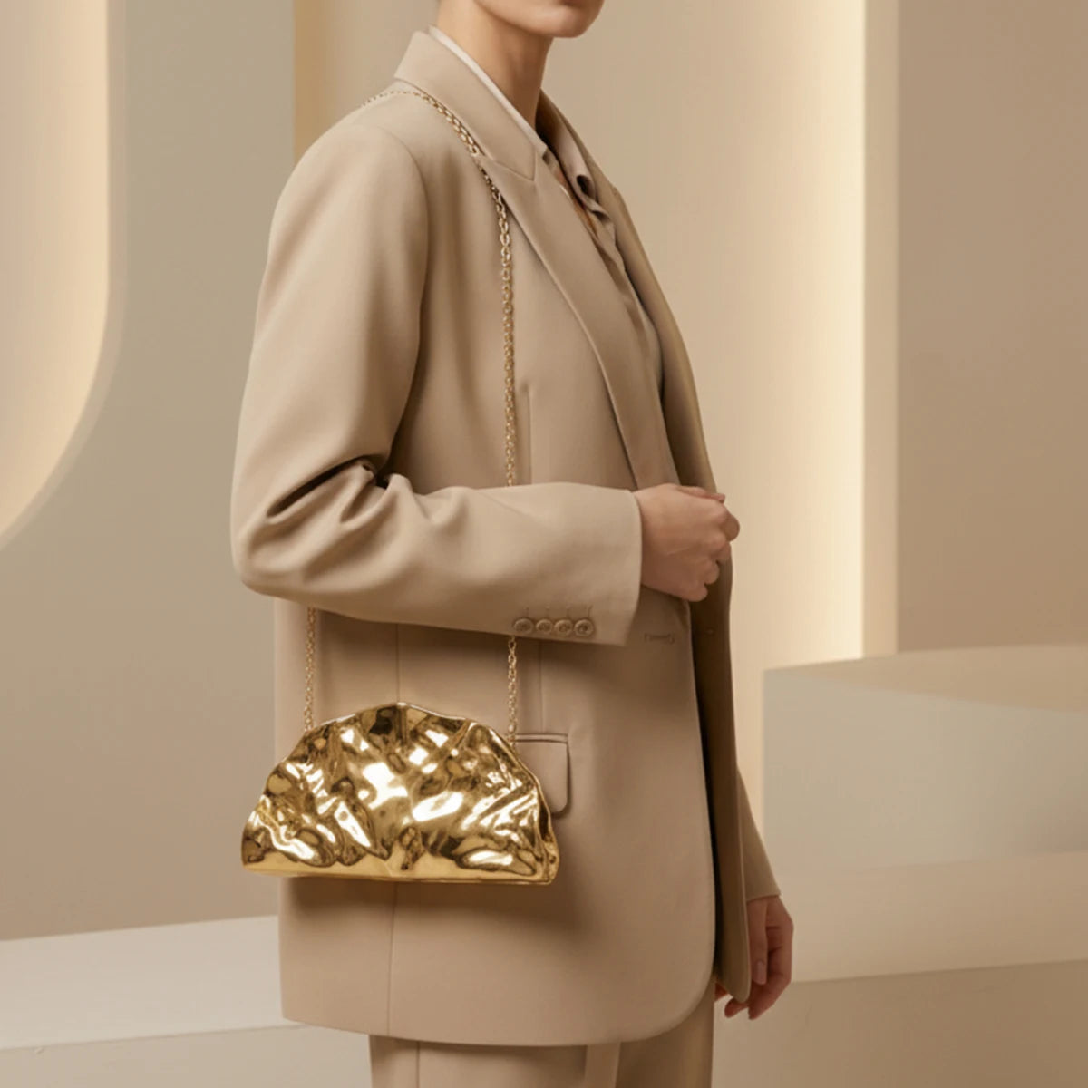 Women's shimmering metallic texture evening bag luxurious gold acrylic scallop clutch suitable for parties banquets