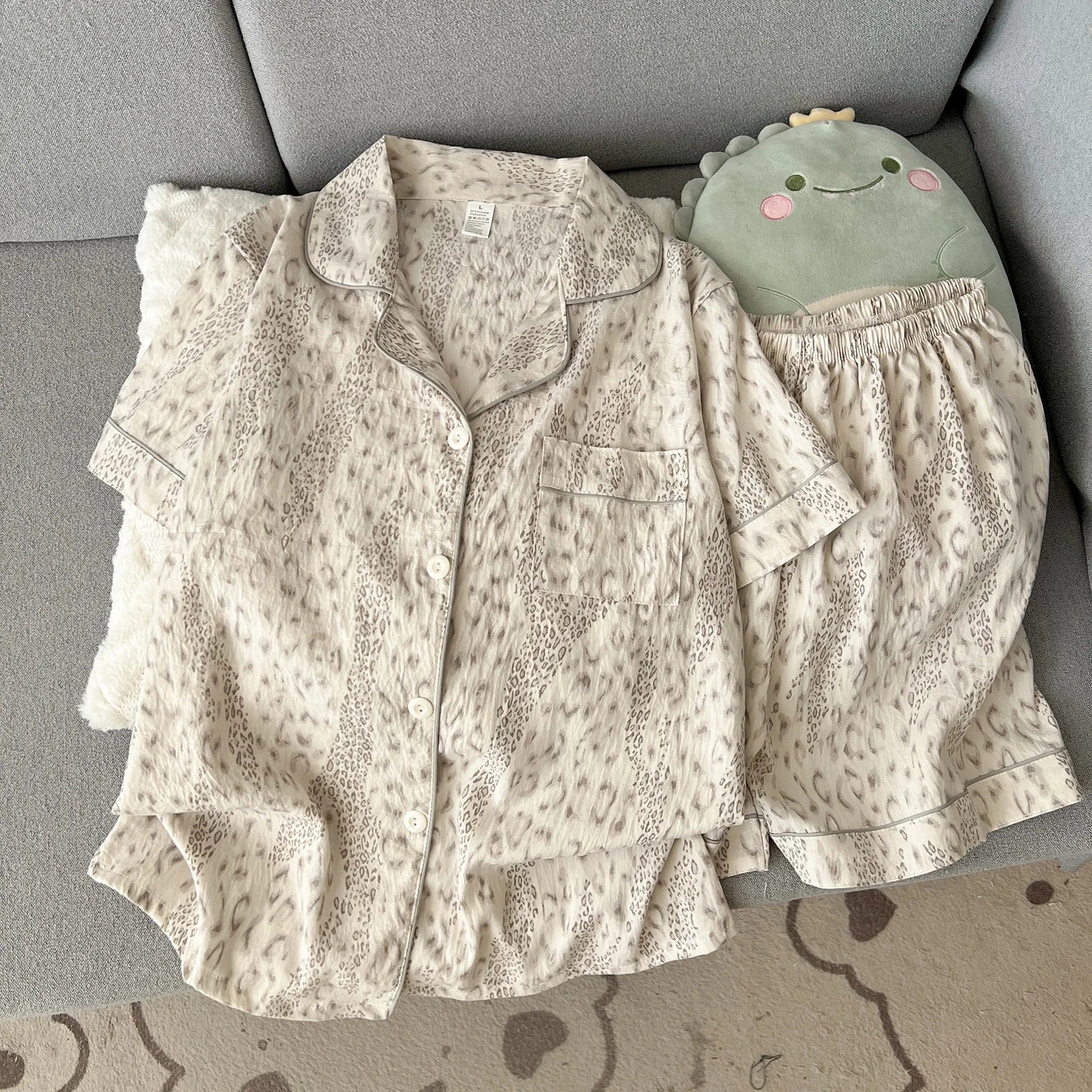 Women's Summer Thin Pajamas with Leopard Print Pattern, Short-Sleeved Shorts, Sweet and Cute, Can Be Worn Outside in Summer, Two-Piece Home Wear Set