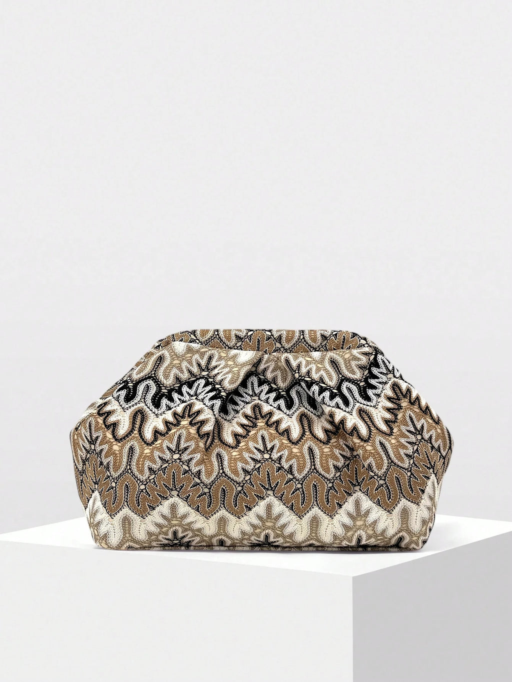 2026 New Bohemian Style Jacquard Clutch Bag for Women, Vintage Wave Pattern Embroidered Pleated Cloud Bag, Large Capacity Versatile Clutch for Various Occasions, Evening Bags, Commuting Dumpling Bag (Pattern Random)