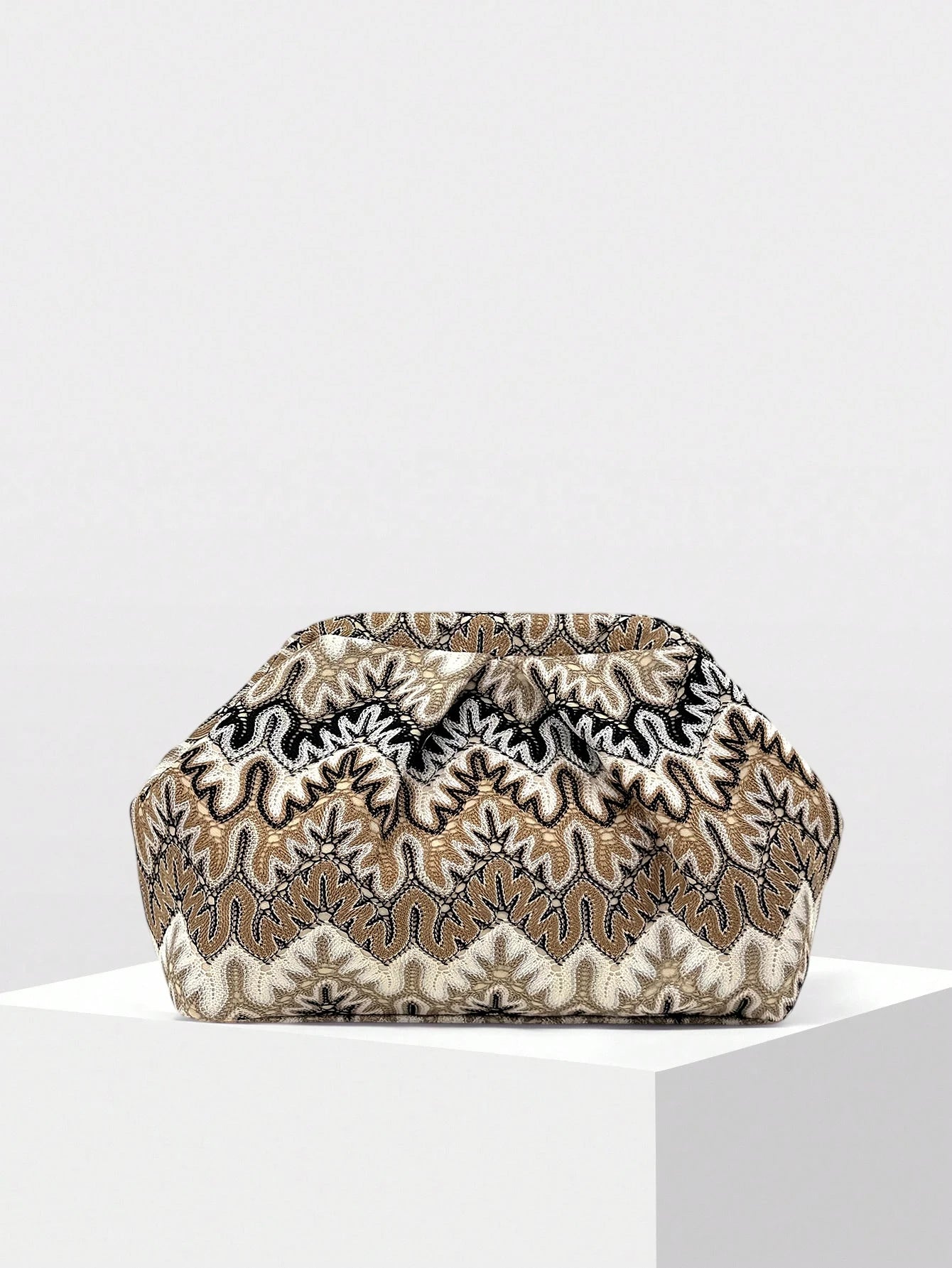 2026 New Bohemian Style Jacquard Clutch Bag for Women, Vintage Wave Pattern Embroidered Pleated Cloud Bag, Large Capacity Versatile Clutch for Various Occasions, Evening Bags, Commuting Dumpling Bag (Pattern Random)