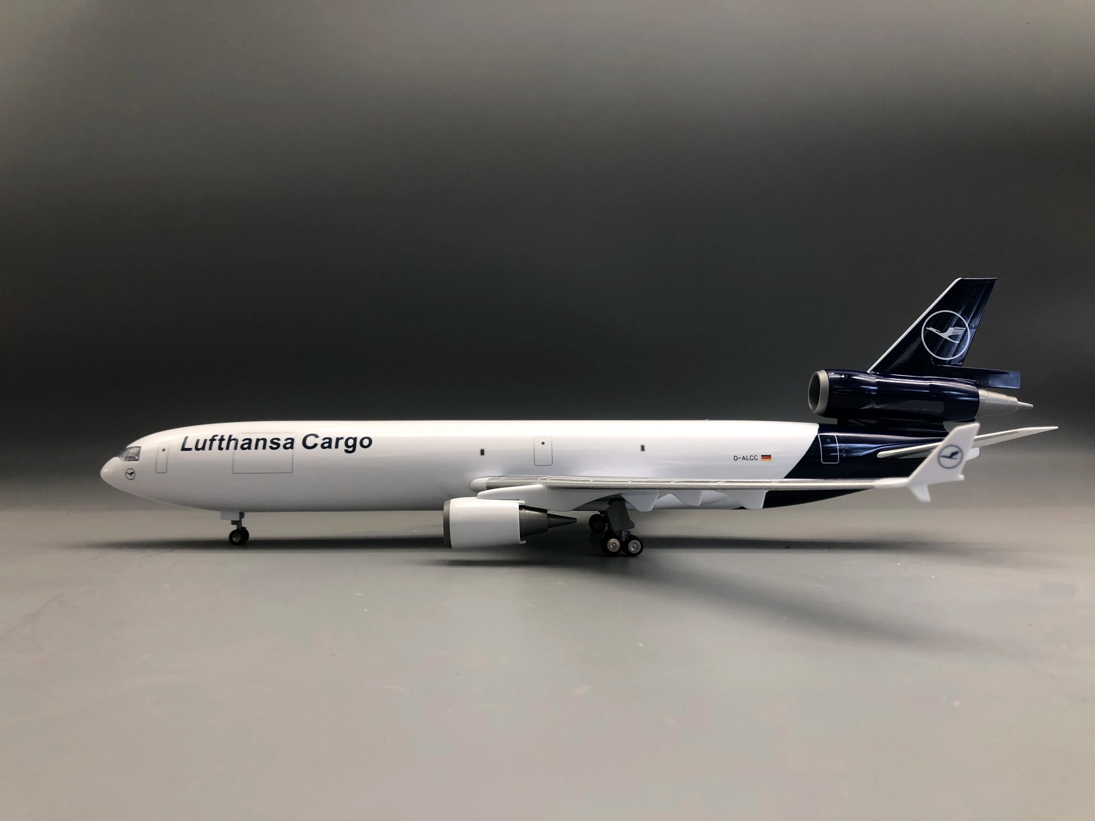 47cm Airplane Toy Models Lufthansa Cargo MD-11 Resin Diecast Aircraft With Wooden Base Collected Gift By Aviation Enthusiast