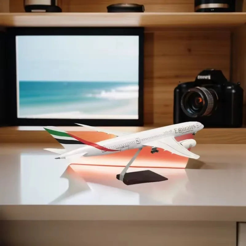 New 1/160 Scale Diecast Model Emirates B787 Airways Resin Airplane With Light Toy Airline Decoration Collection Display Fan