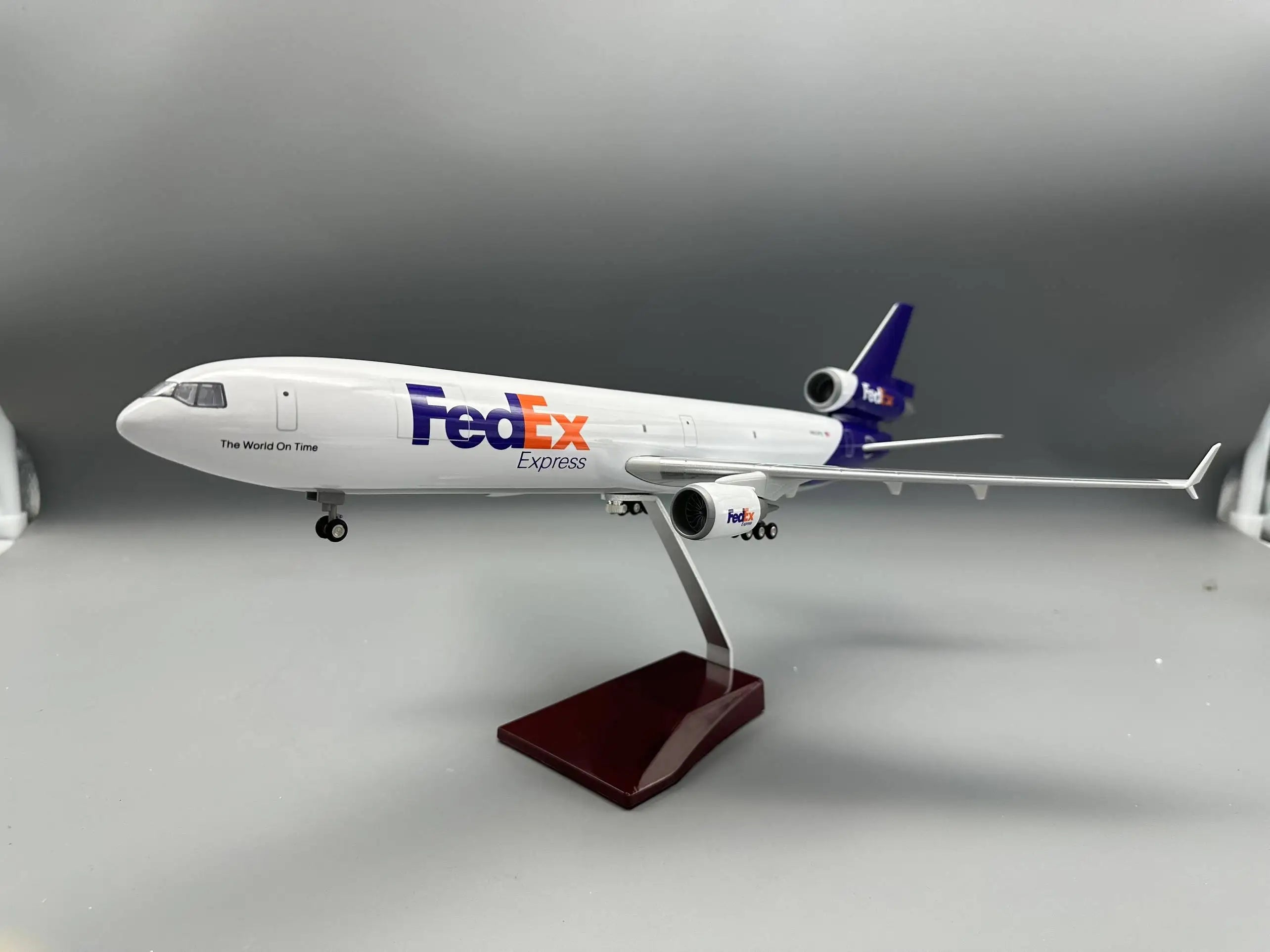 MD11 Plane Model FedEx Cargo Airways Resin Plastic model With Wheels Landing Gears Replica Static Souvenir Plane Toy Collection
