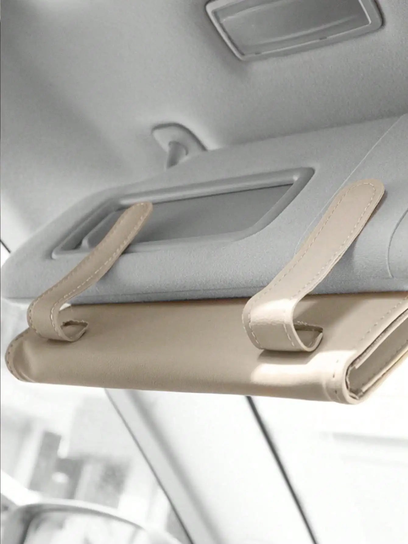 Universal Car Sun Visor Tissue Box — An In-Car Item That Combines Convenient Tissue Extraction and Multi-Functional Storage