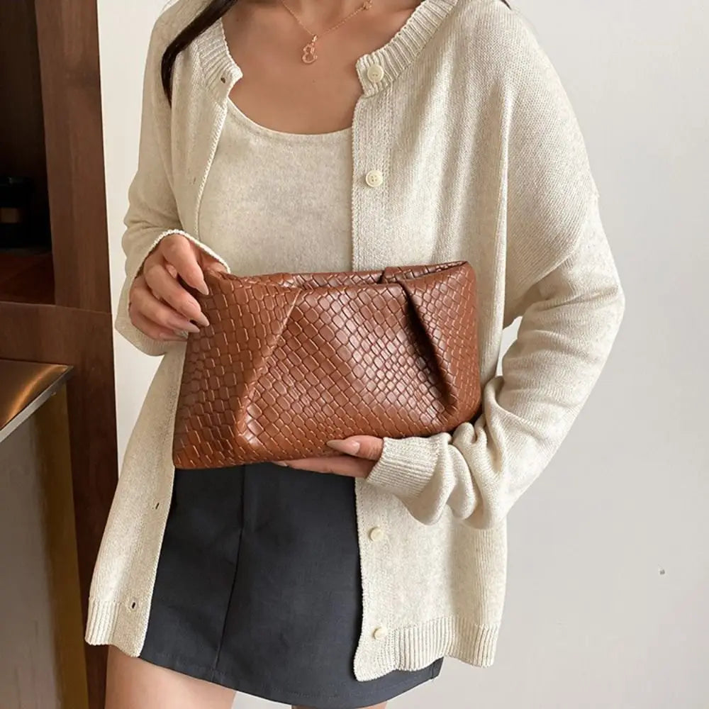 Popular Large Capacity Clutch Bag Lightweight Multifunctional Shoulder Bag Luxury Design Retro Style Woven Bag Banquets