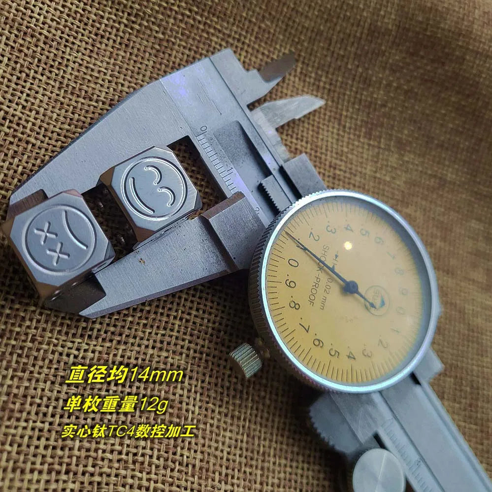 2 Pcs TC4 Titanium Alloy Dice Outdoor EDC Cool Small Tool Gray Round Titanium Dice Finger-guessing Bar Tool Outdoor