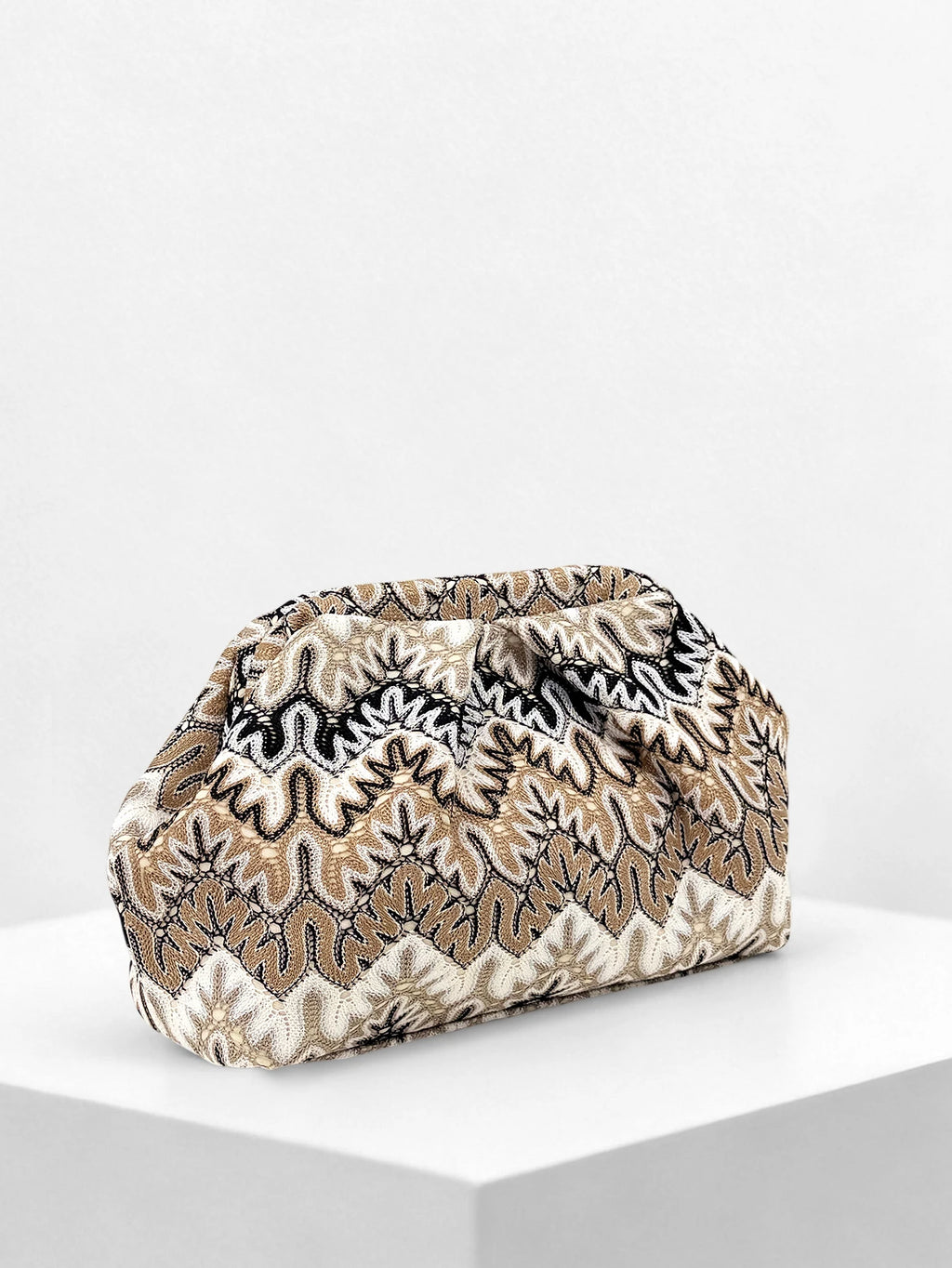 2026 New Bohemian Style Jacquard Clutch Bag for Women, Vintage Wave Pattern Embroidered Pleated Cloud Bag, Large Capacity Versatile Clutch for Various Occasions, Evening Bags, Commuting Dumpling Bag (Pattern Random)