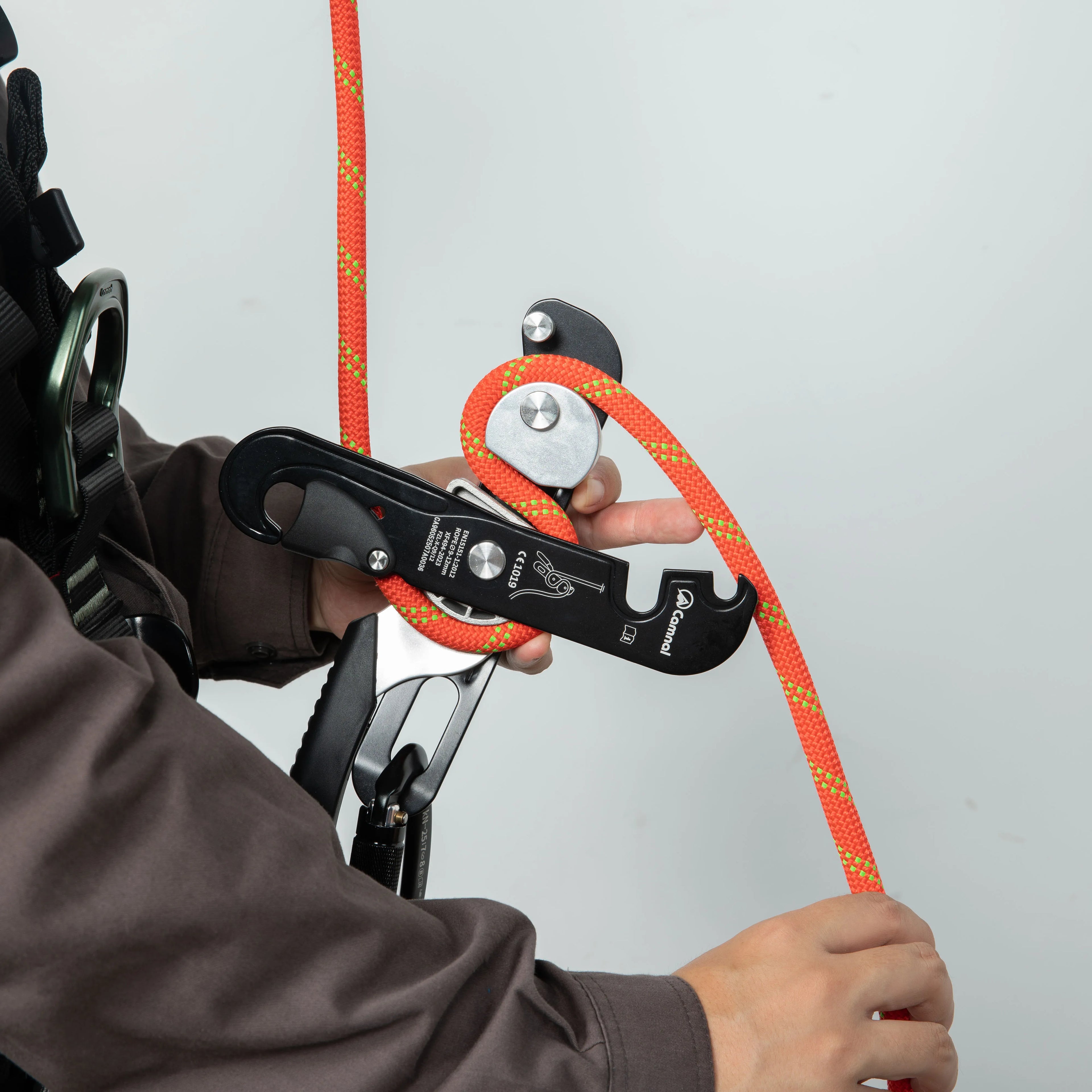 1pcs Camnal Portable Aluminum Climbing Slow Stop 9-13mm Descender Rappelling Rock Climbing Fall Arrester Equipment