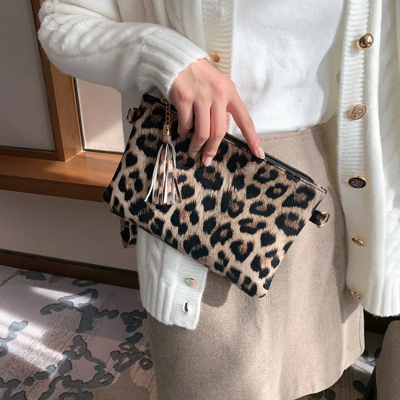 New Leopard Print Envelope Clutch Purse Women's Fashion Wallet with Large Capacity Portable Zipper Coin Pouch for Daily Use