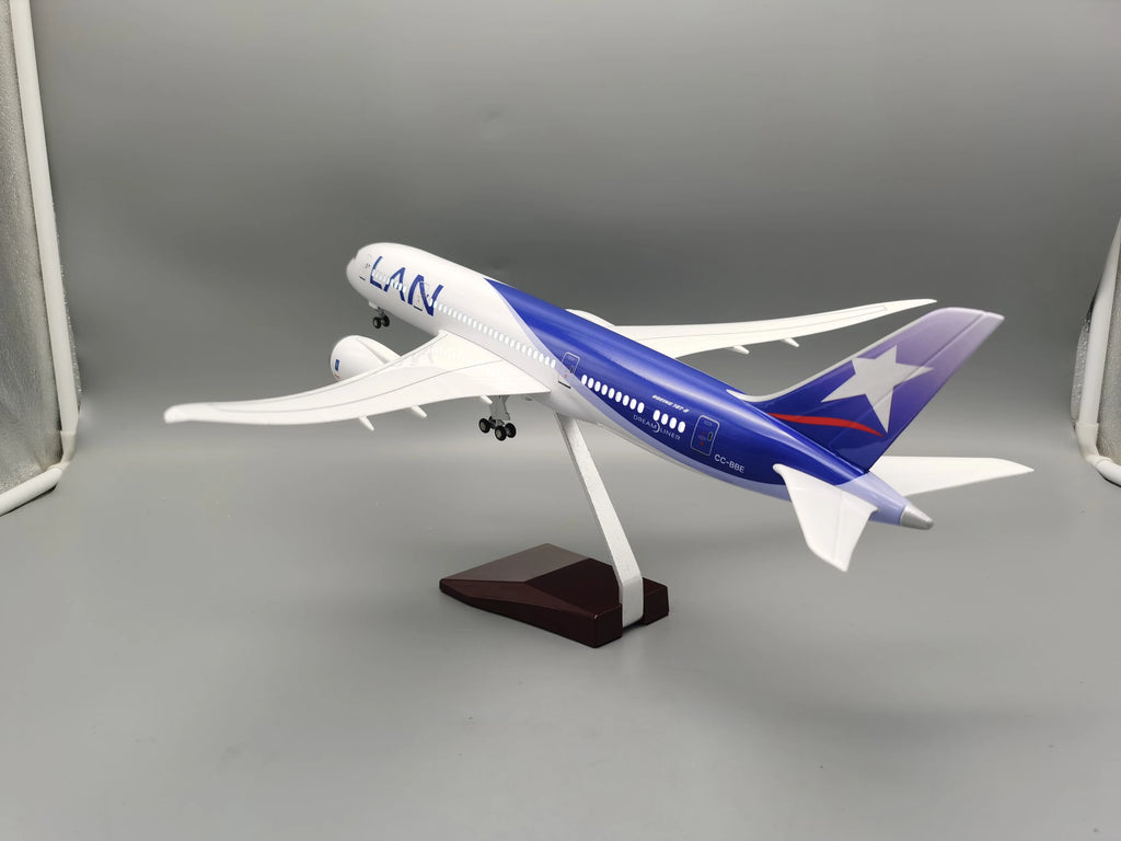 B787 Plane Model 47CM Chile LAN Airline airplane kids toys Model 1/130 scale Miniature With Light and Wheel for Collection