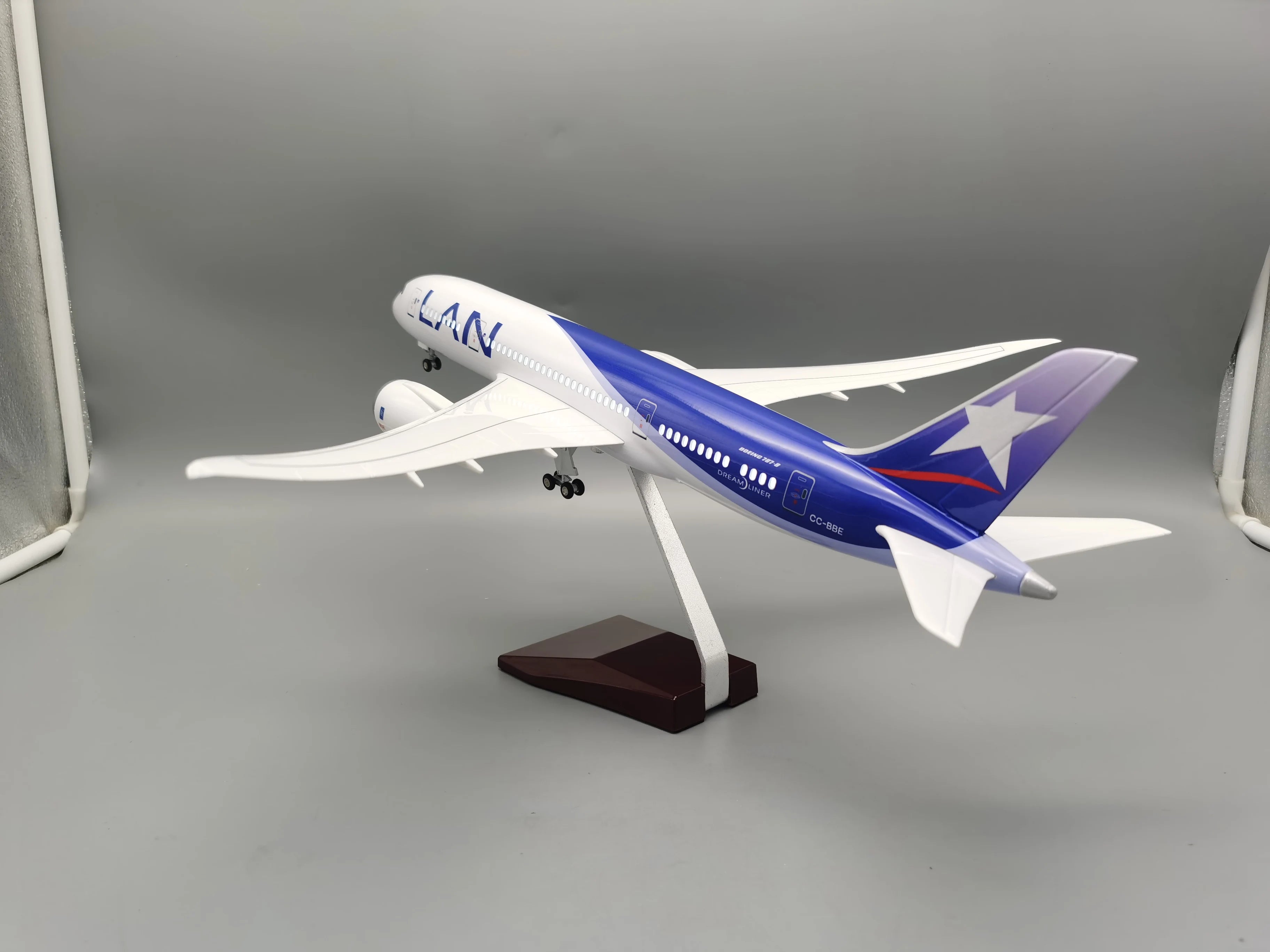B787 Plane Model 47CM Chile LAN Airline airplane kids toys Model 1/130 scale Miniature With Light and Wheel for Collection