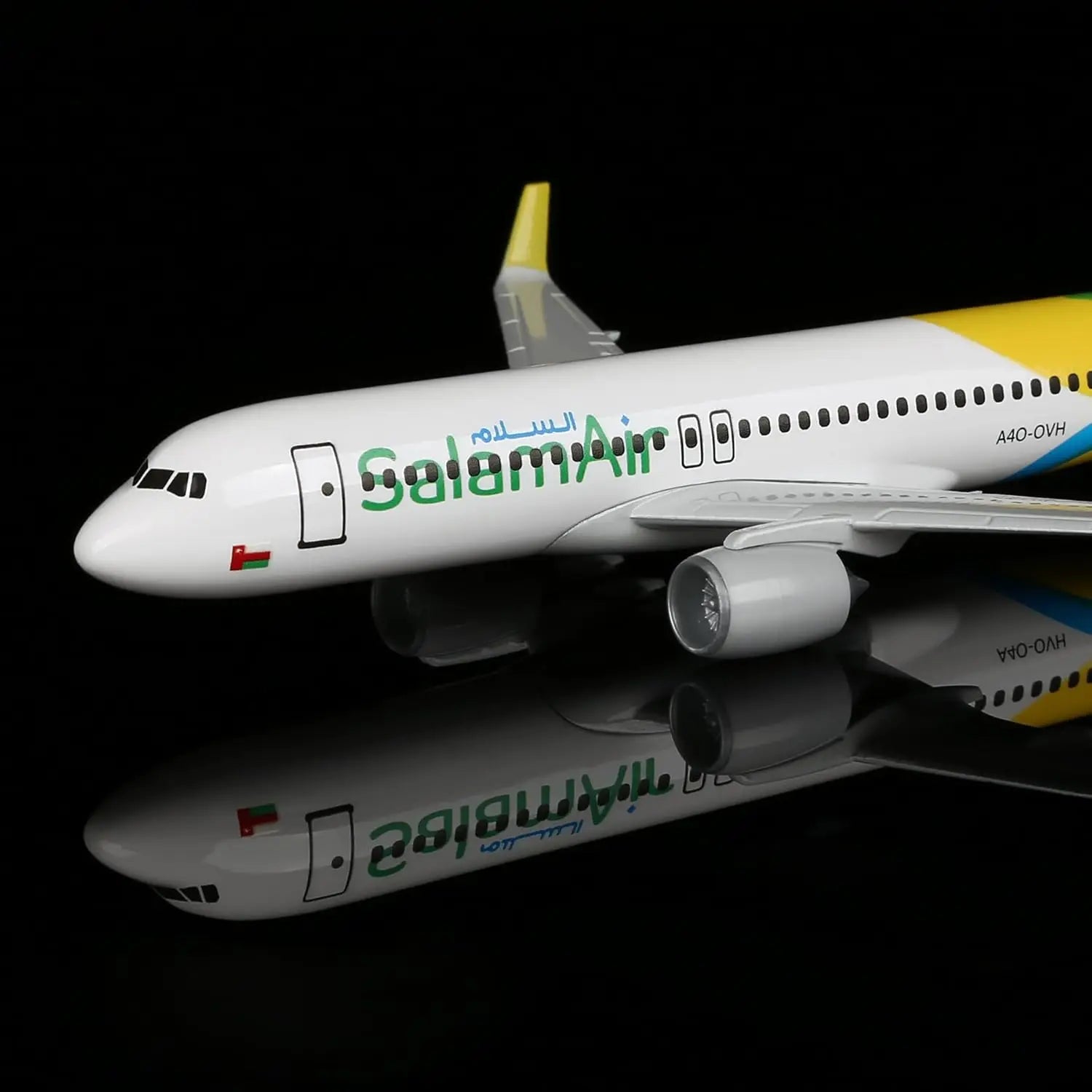1/400 Scale 16cm Salam A320 Diecast Metal Airplane Model Toy Kits with Stand Alloy 747 Plane Model for Aviation Enthusiasts Gift