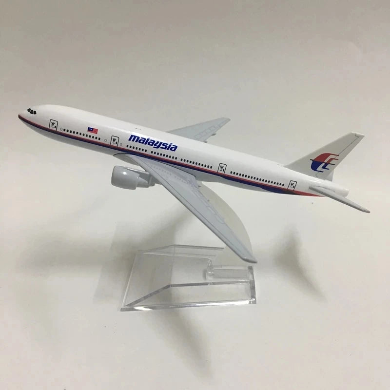 16cm 1:400 Metal Aircraft Replica Malaysia Airlines B777 Airplane Diecast Model Aviation Plane Collectible Toys Ornaments for