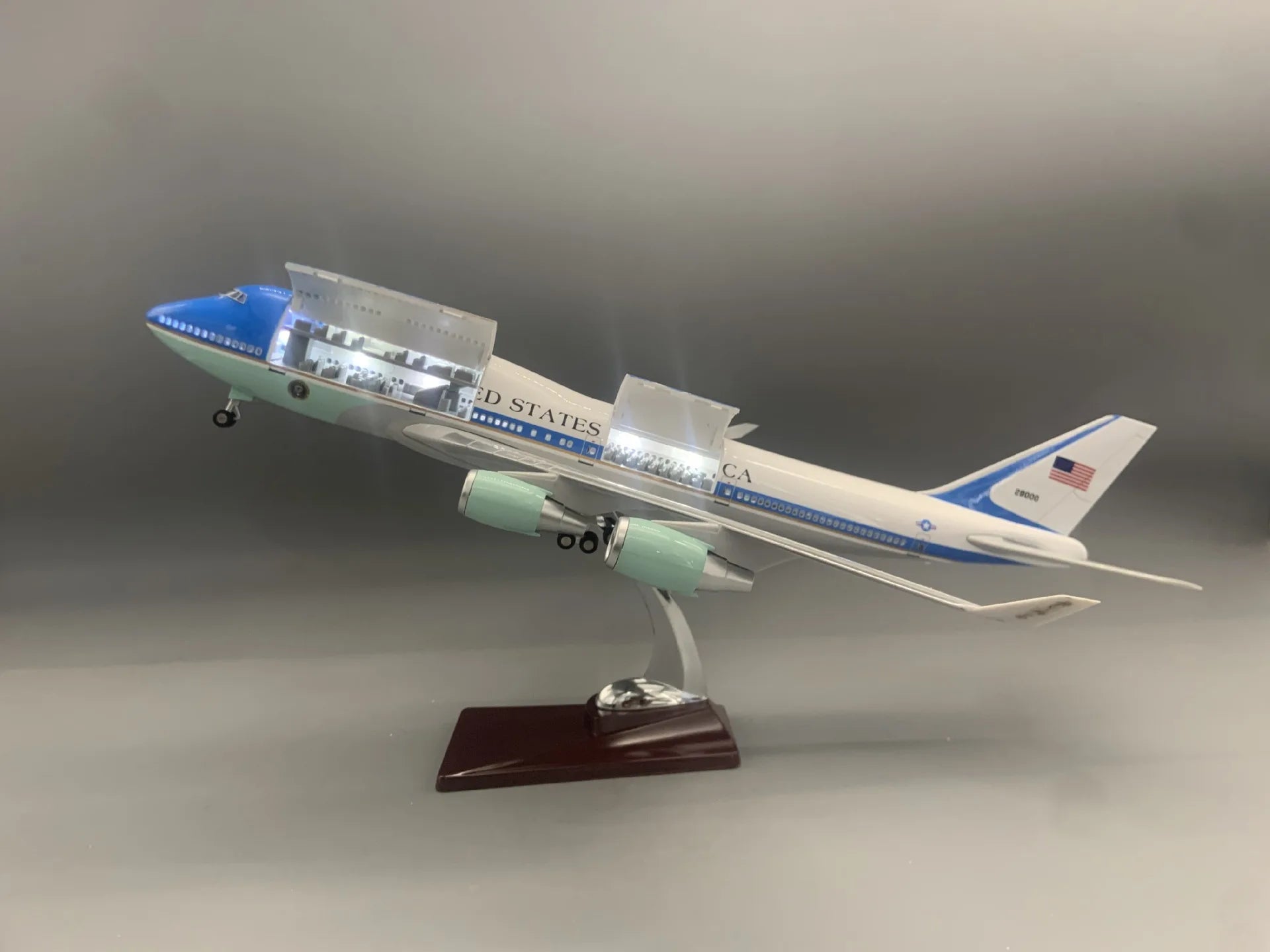 Boeing 747 Air Force One 1:160 Scale Model - Presidential Aircraft with Opening Doors, LED Lights & Rolling Landing Gear ﻿