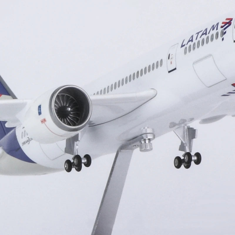 1:130 Scale Aircraft Latam Airlines B787 Dreamliner Collection Educational toy boys W Lights & Wheels Souvenir Plane