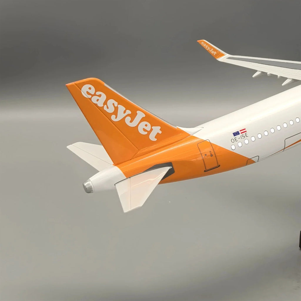 Aircraft model 321 EasyJet Airlines A321 miniature airplane Resin With Landing Gear Light Souvenir Plane Toy toys boys kids gift
