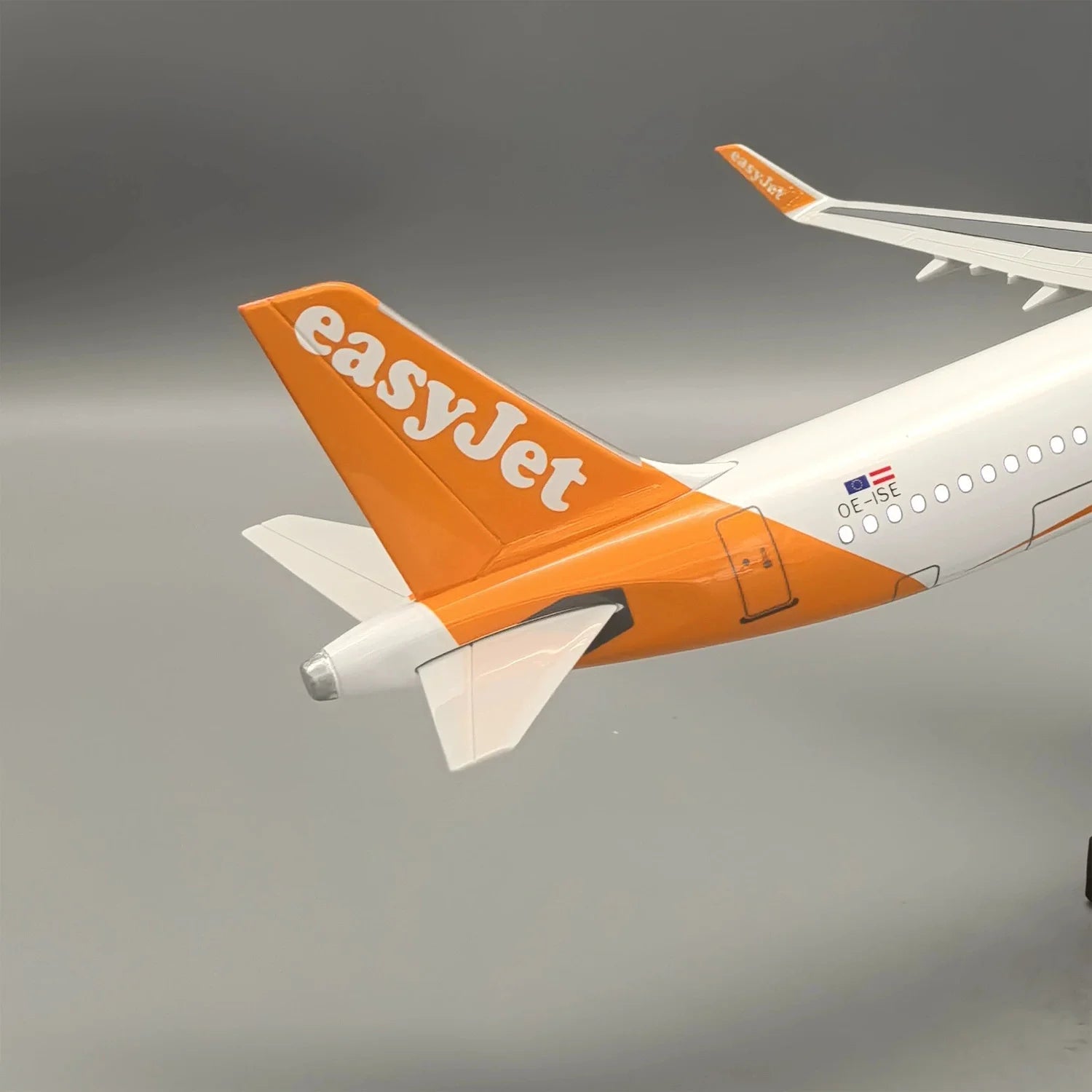 Aircraft model 321 EasyJet Airlines A321 miniature airplane Resin With Landing Gear Light Souvenir Plane Toy toys boys kids gift