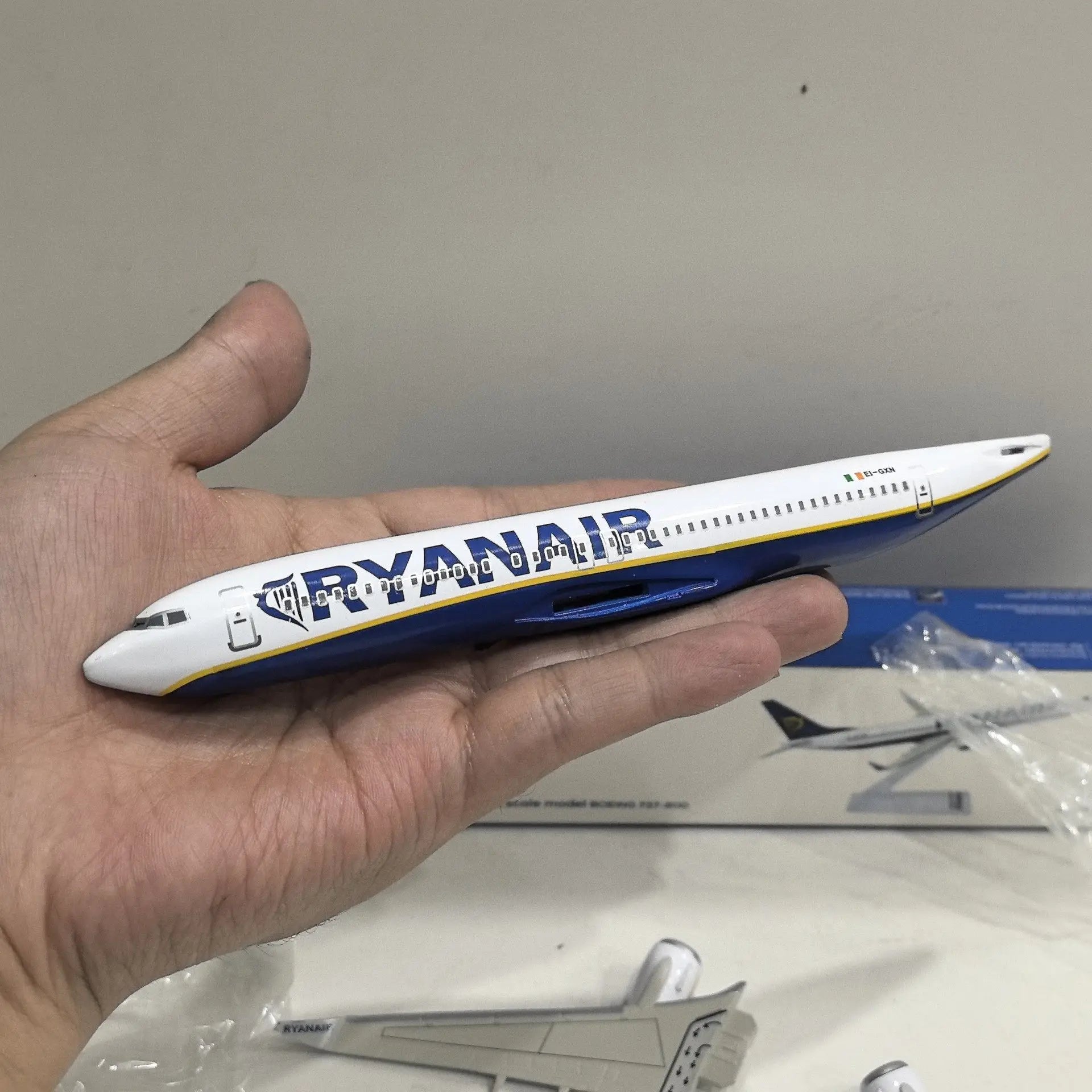 1: 200 Scale Ryanair BOEING 737-800 Boeing 12 Assembled Plastic Aircraft Model