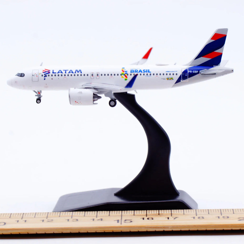 XX40212 Alloy Collectible Plane Gift JC Wings 1:400 LATAM Airlines Airbus A320neo Diecast Aircraft Jet Model PR-XBP With Stand