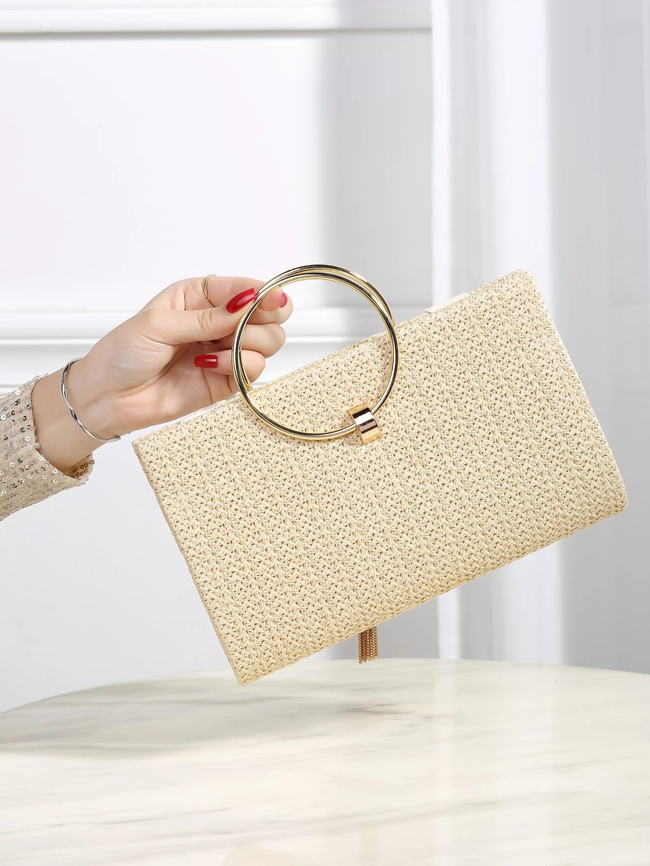 Glitter clutch bag with tassel decoration and loop handle, evening bag for evening party, fashionable and versatile women's bag