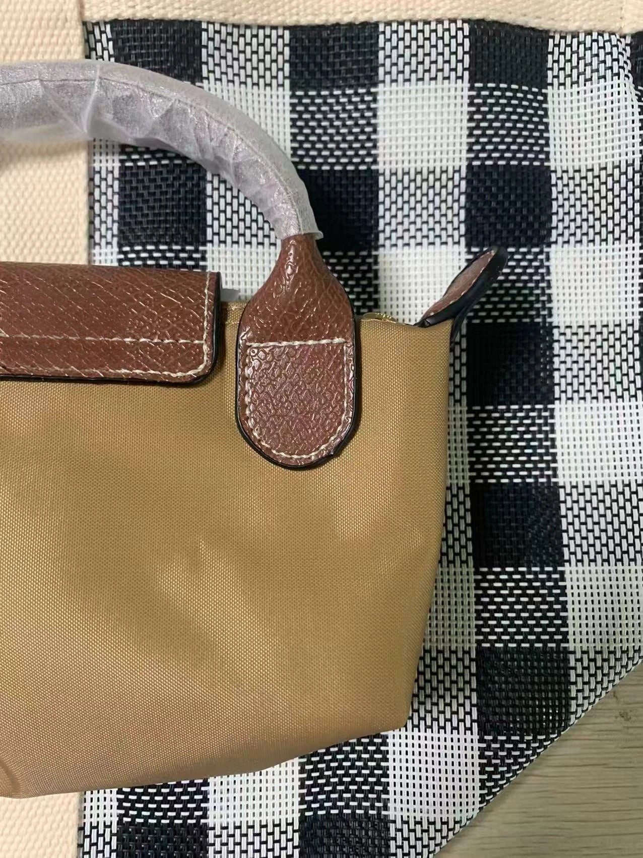 Trendy Style 2026 High-Quality Dumpling Skin Nylon Handbag, Crossbody Bag, Mini Coin Purse, Delicate and Compact Women's Bag