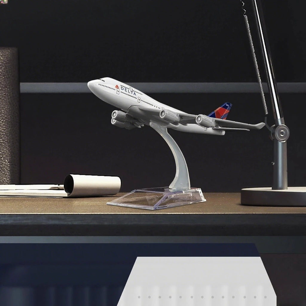 16CM delta B747 Airplane Model Replica Alloy Material Scale Aircraft Diecast 1/400 Scale Planes toys for boy Collected Gift