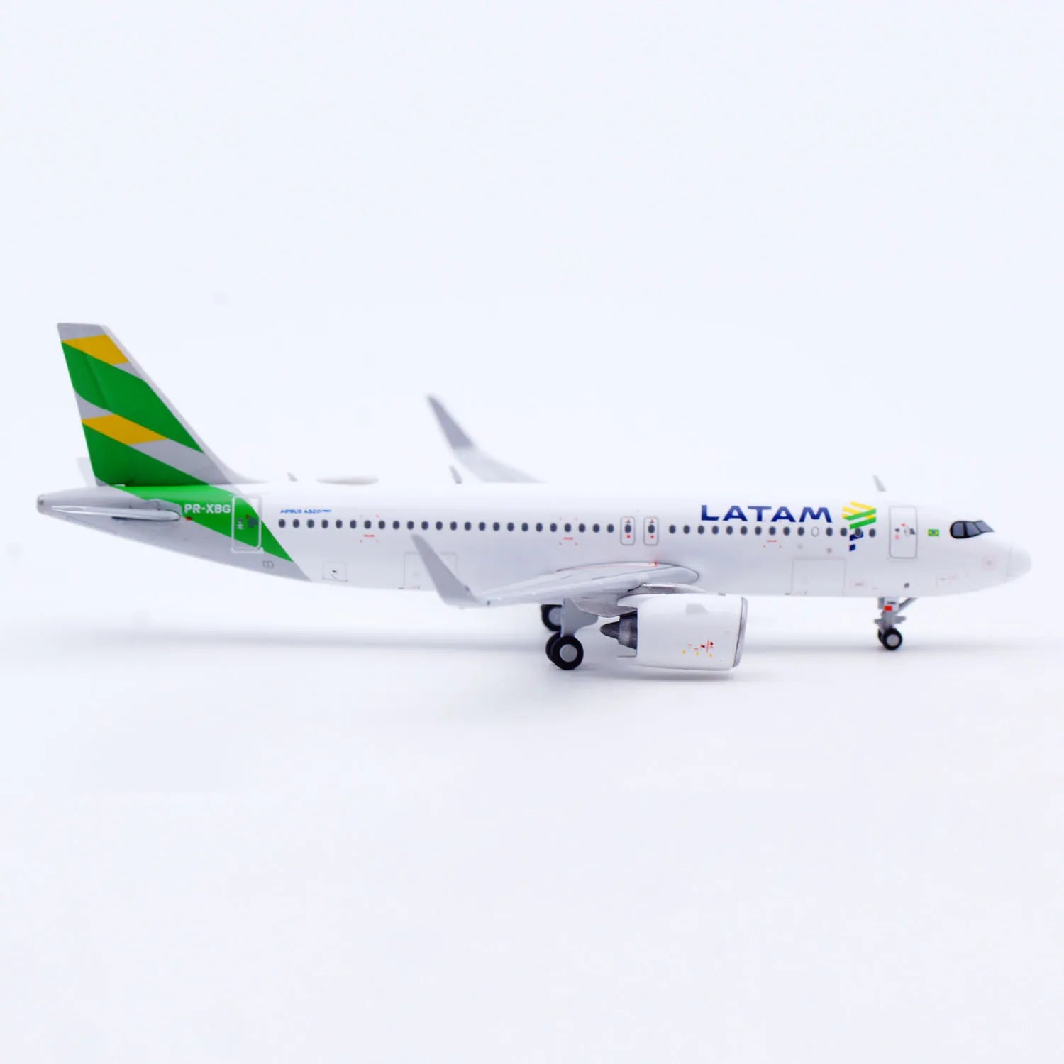 XX40210 Alloy Collectible Plane Gift JC Wings 1:400 1/400 LATAM Airlines Airbus A320neo Diecast Aircraft Model PR-XBG With Stand