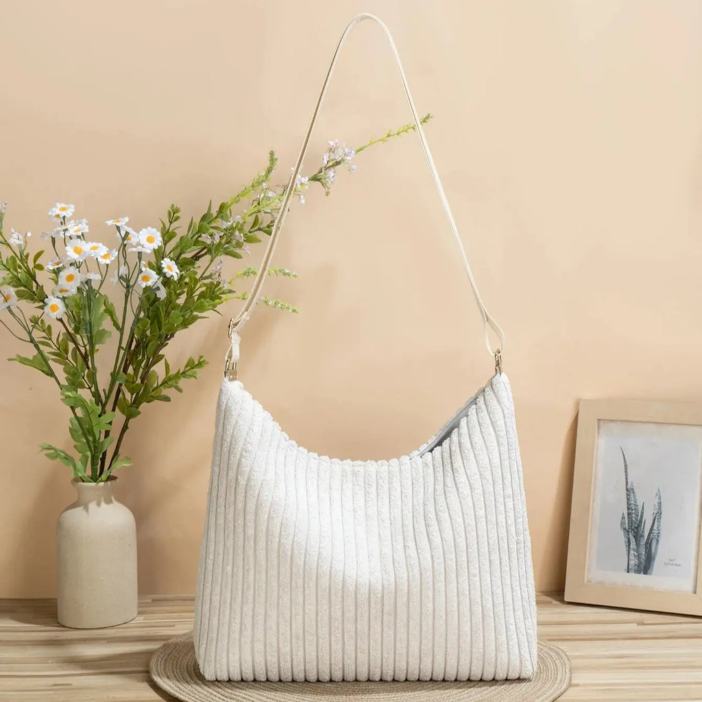 Sweet and fashionable straw-woven lock-fast messenger bag for women, new summer style, trendy and versatile chain