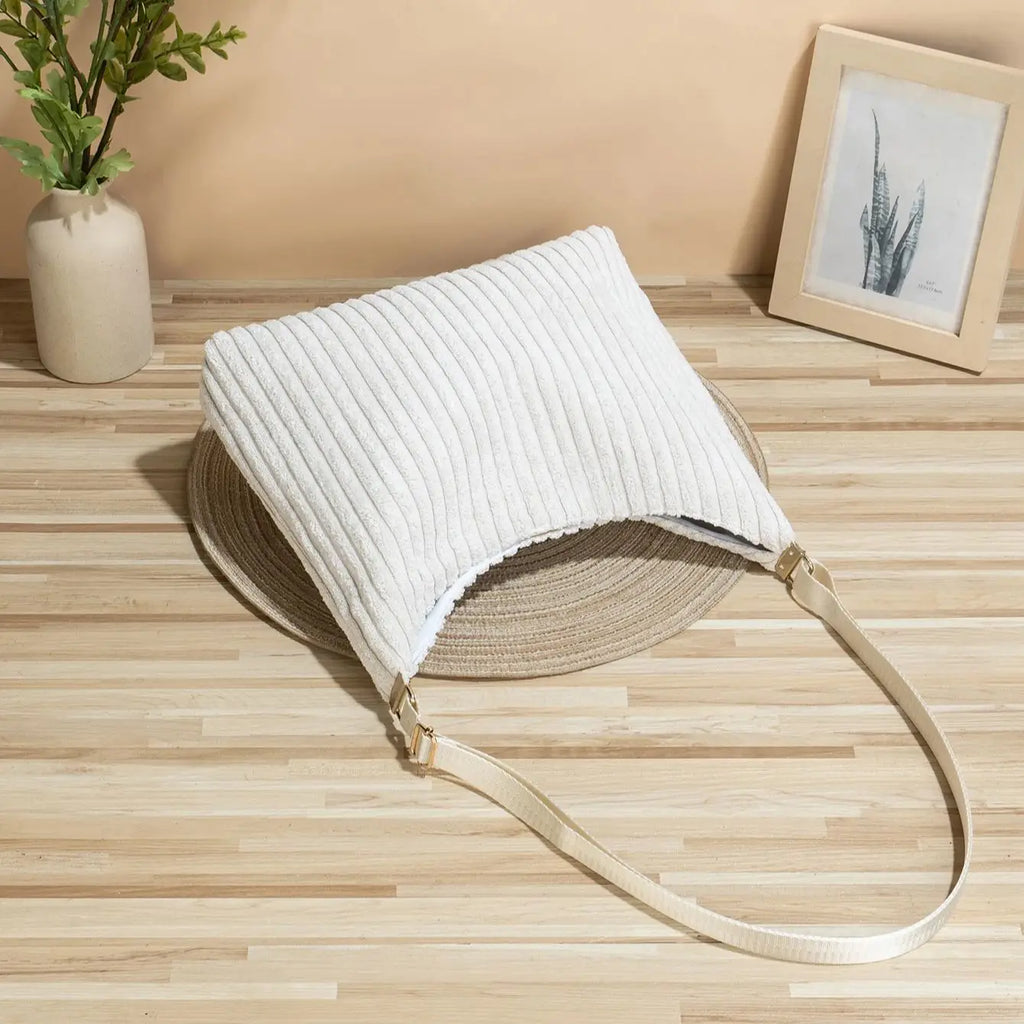 Sweet and fashionable straw-woven lock-fast messenger bag for women, new summer style, trendy and versatile chain