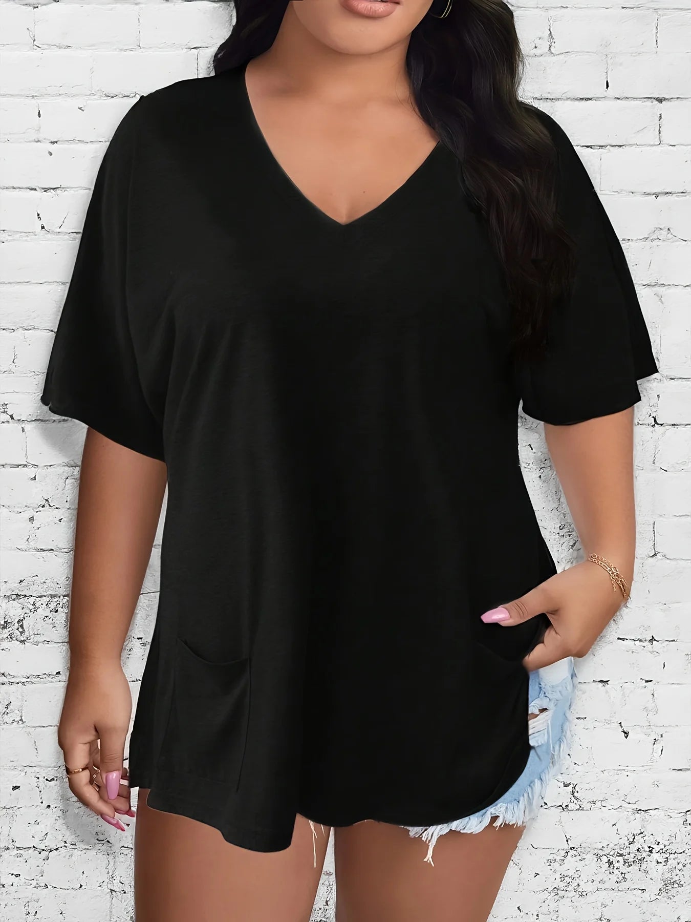 Plus Size Women's V-Neck Short Sleeve Casual T-Shirt with Front Pockets Comfortable and Stylish Top