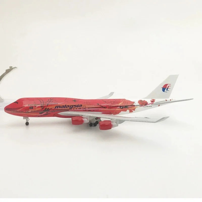 1/400 Scale Model plane Malaysia Airlines b747 Miniature Airplane model Replica Alloy Material Authentic Collectible Gift