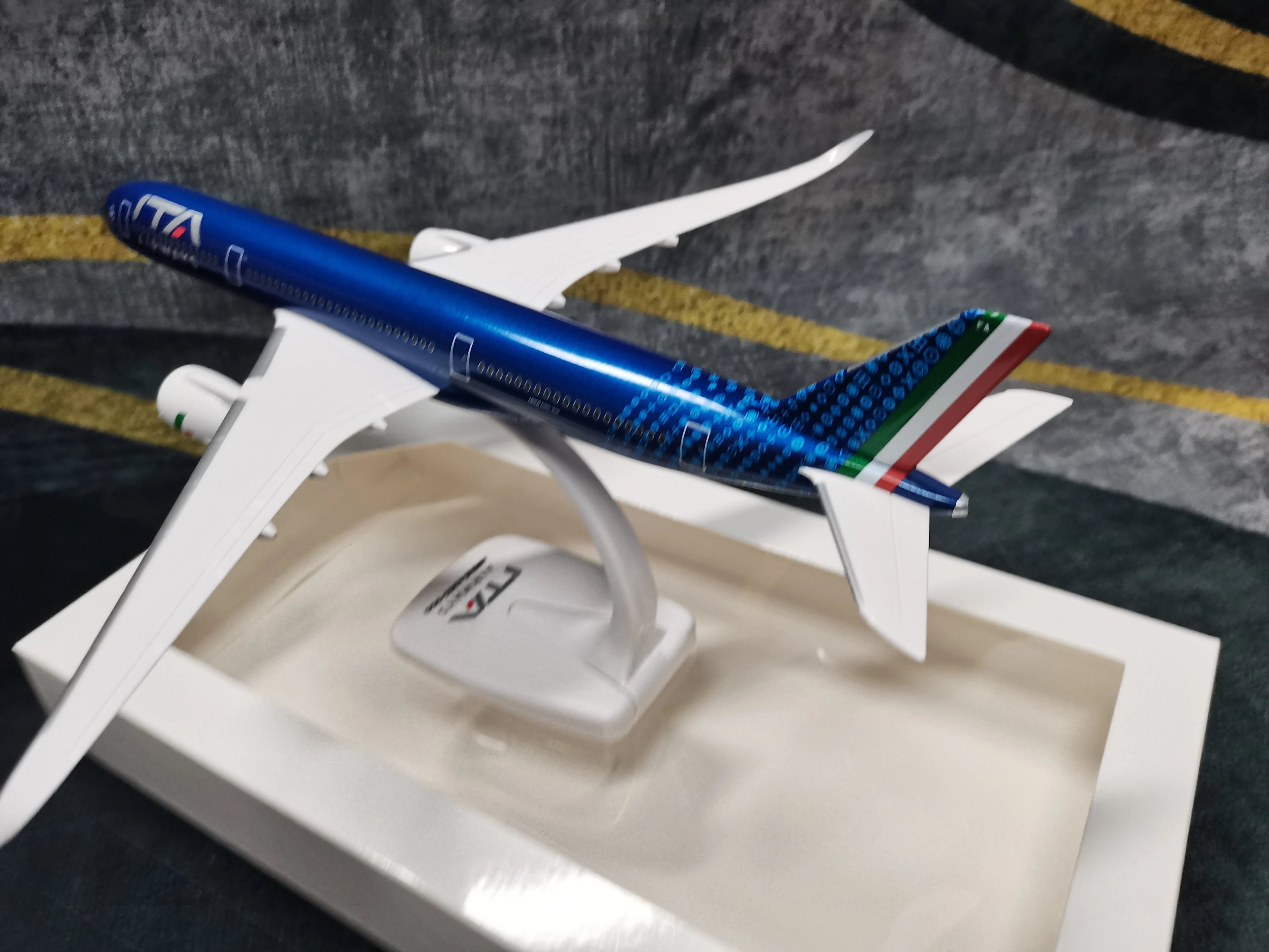 1/200 Scale Toy Airplane A350-900 Italy ITA Airline Aircraft Model Toy Planes Plastic ABS Assembly Plane Toy For Collection