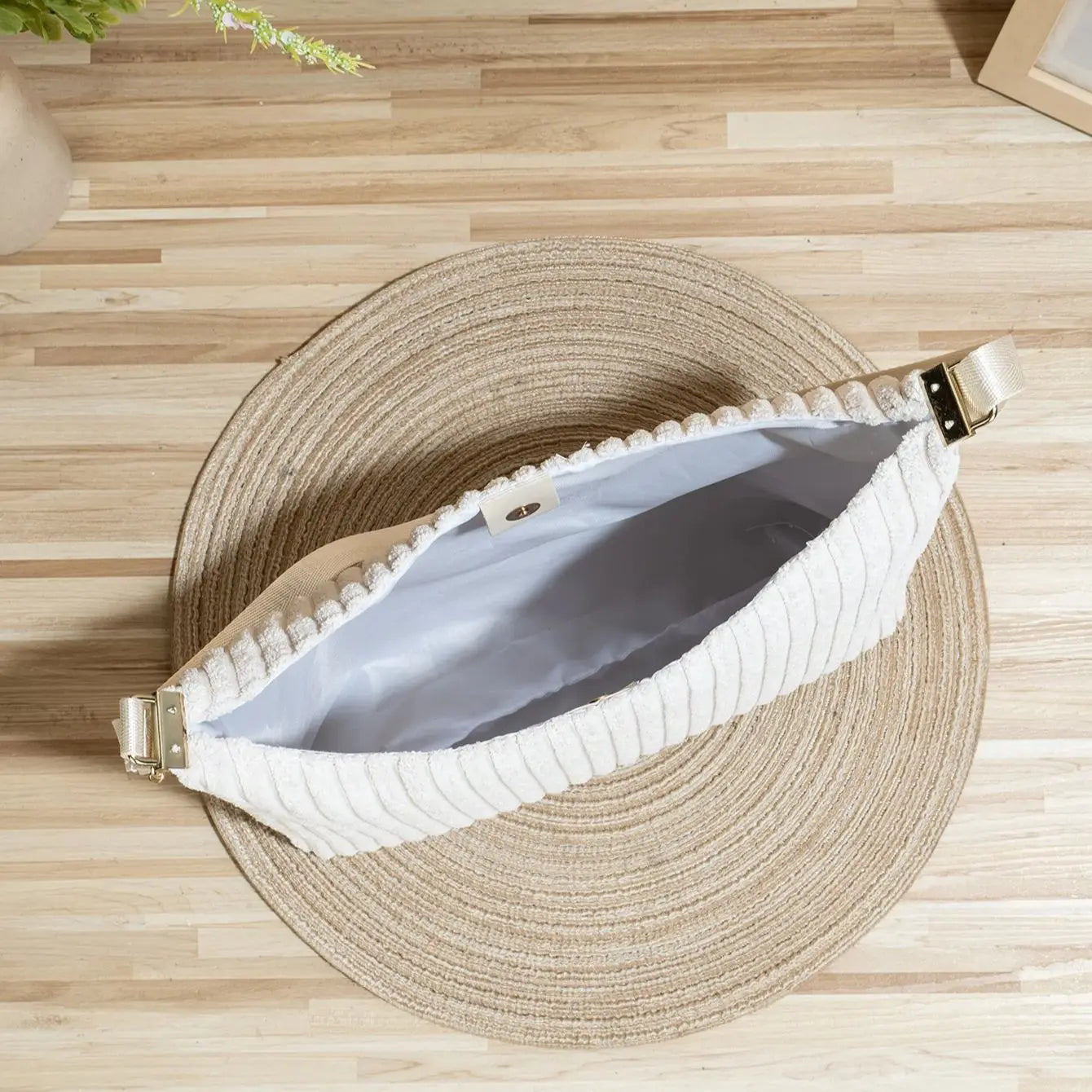 Sweet and fashionable straw-woven lock-fast messenger bag for women, new summer style, trendy and versatile chain