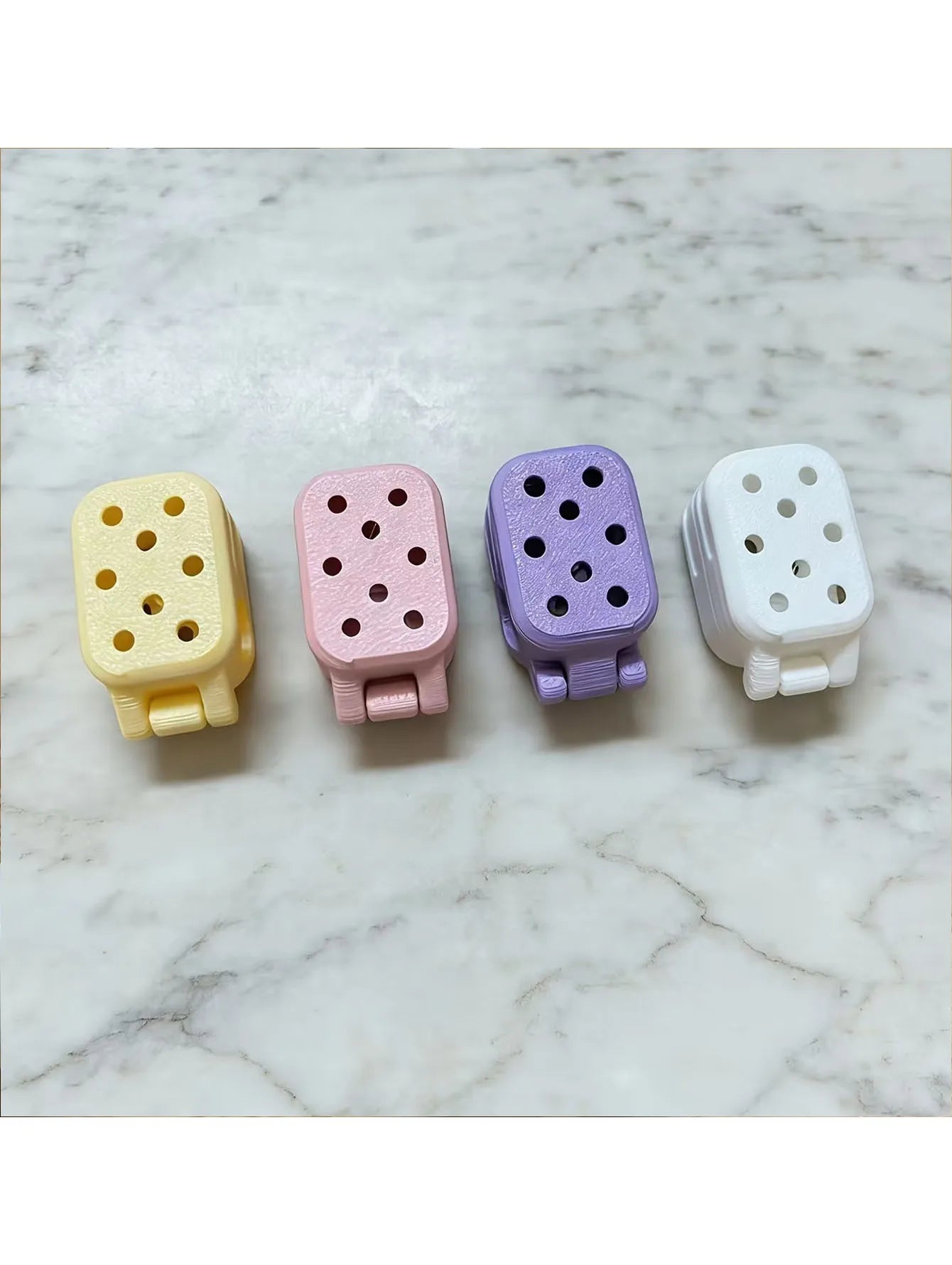 4 Randomly Colored Oral-B Electric Toothbrush Head Protective Covers, Lightweight and Essential, Suitable for Family Travel.