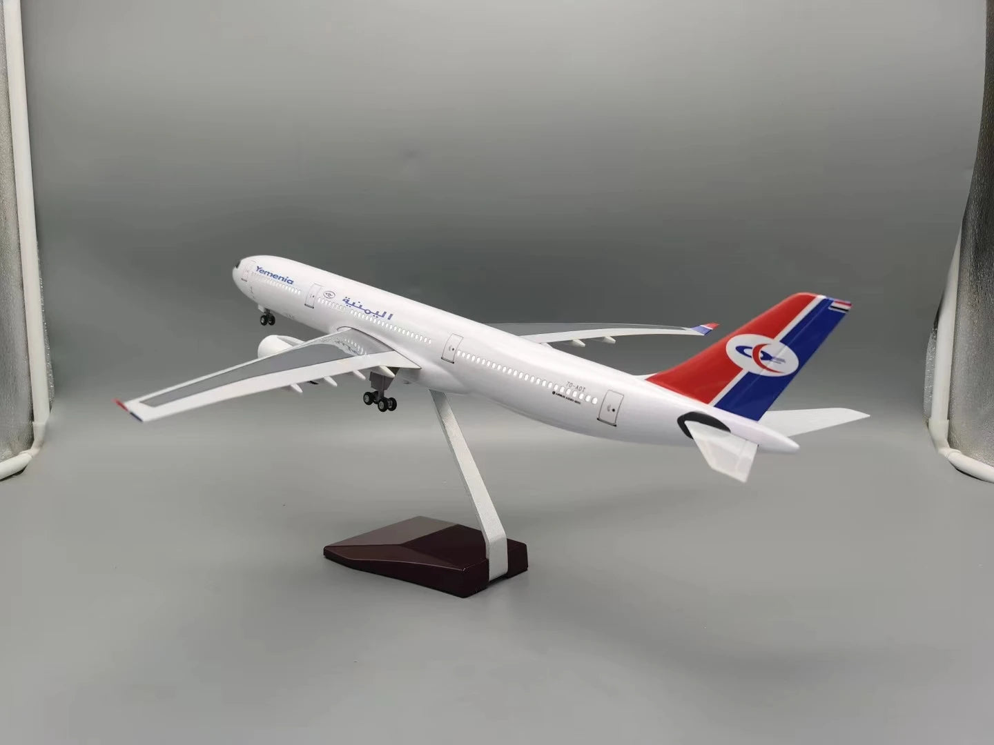 Airplane Diecast Resin 1:135 Scale Model Plane A330 Yemen International Airways Collectible Miniatures Airplane Wheel Toy Gift